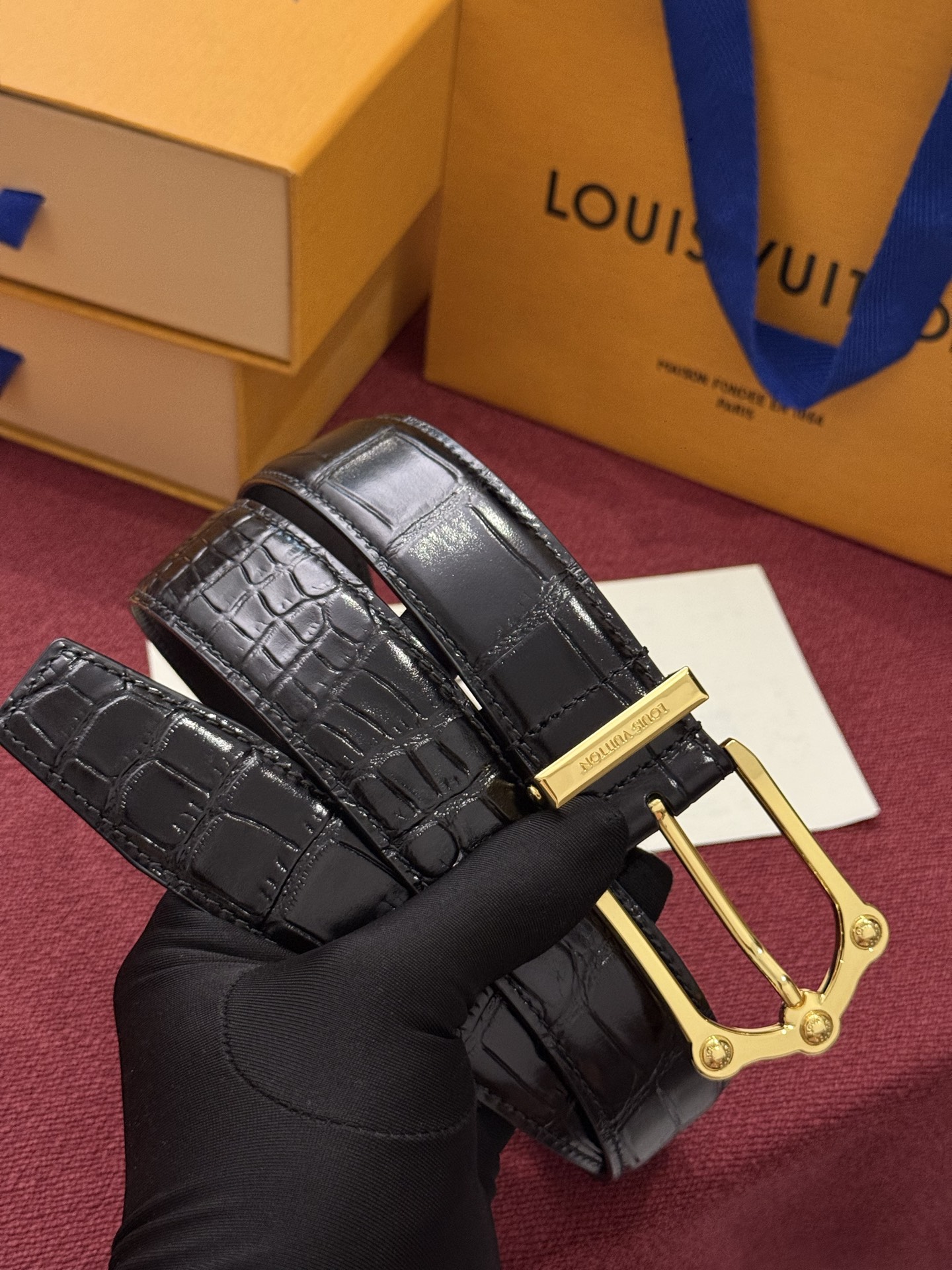 The Frog 3.5mm Reversible Belt in Crocodile是一款优雅且富有感染力的作品。带有