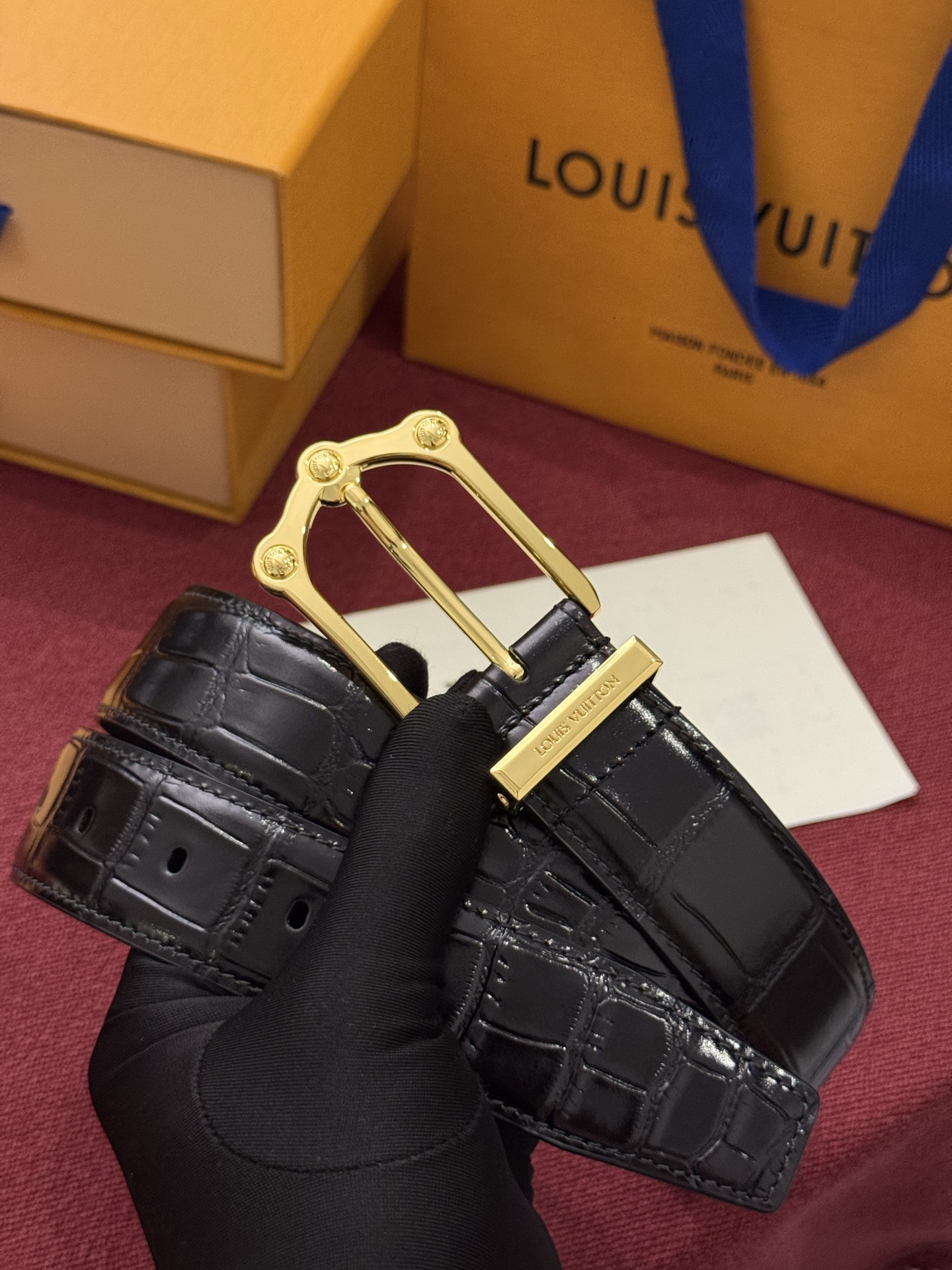 The Frog 3.5mm Reversible Belt in Crocodile是一款优雅且富有感染力的作品。带有