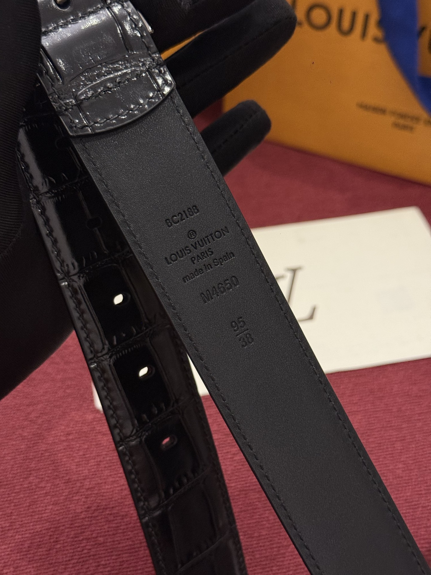 The Frog 3.5mm Reversible Belt in Crocodile是一款优雅且富有感染力的作品。带有