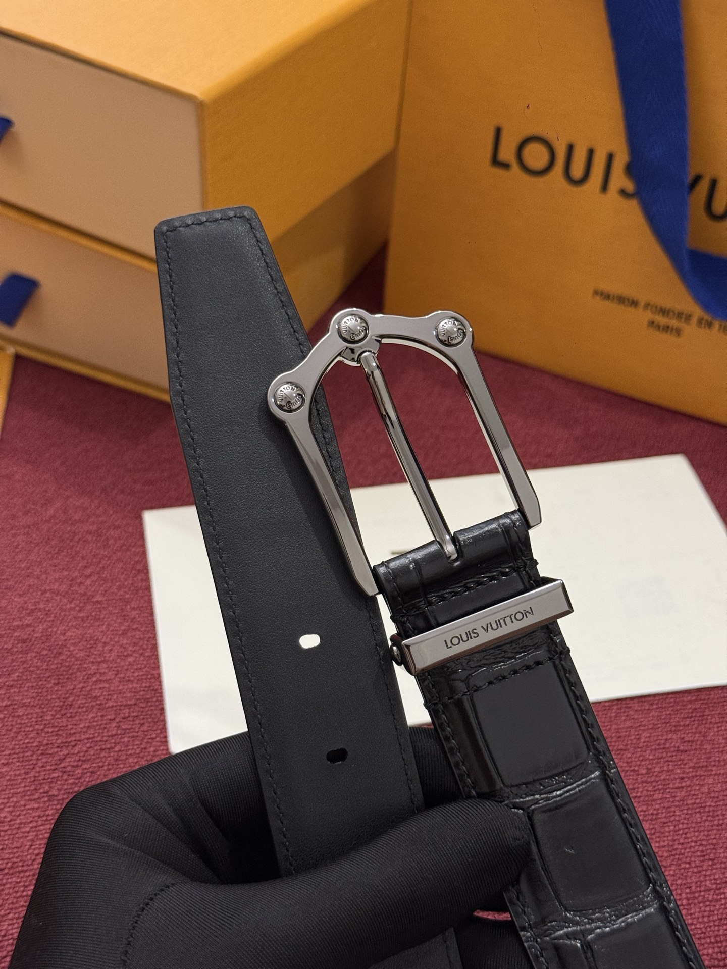 The Frog 3.5mm Reversible Belt in Crocodile是一款优雅且富有感染力的作品。带有