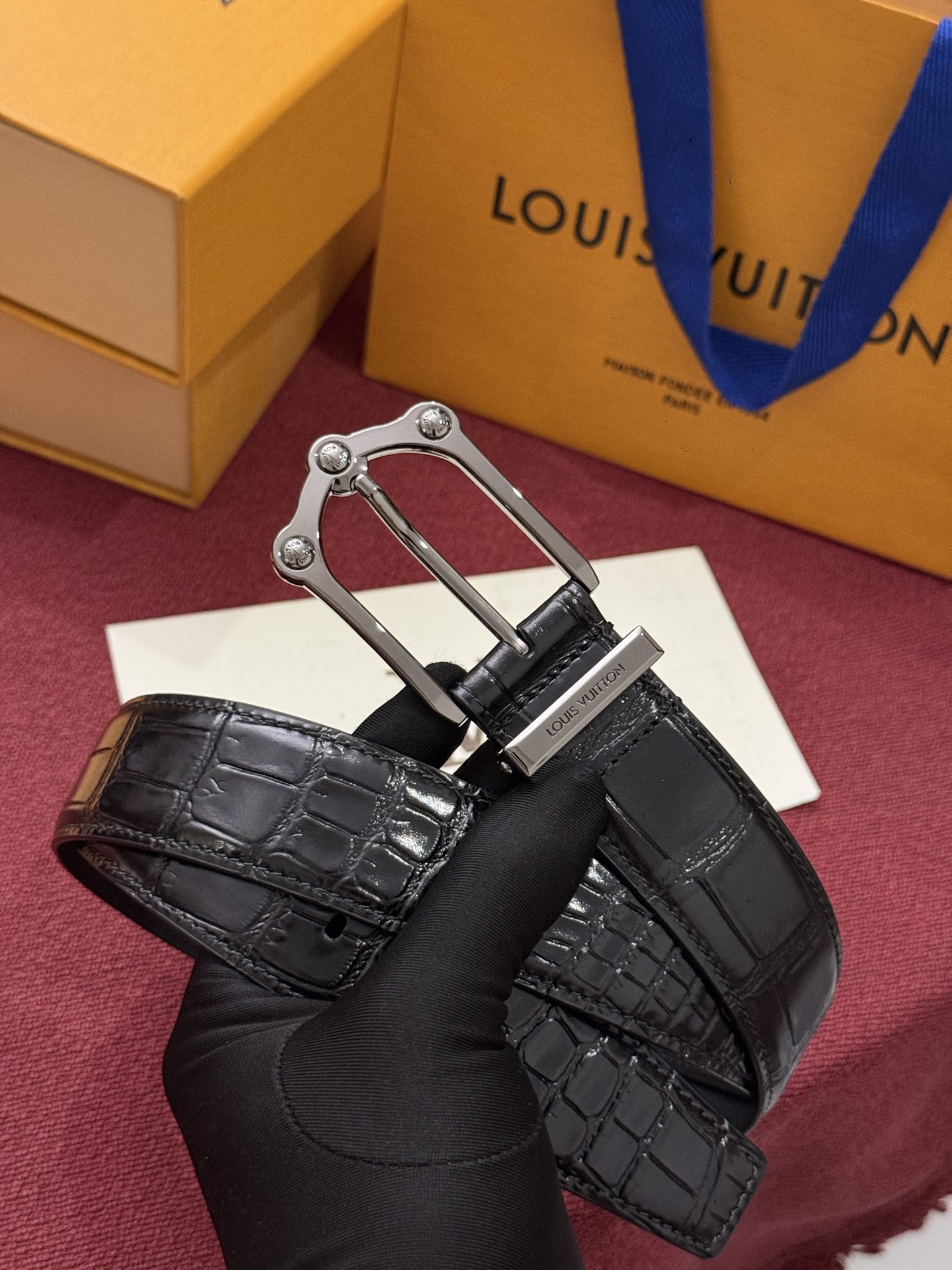 The Frog 3.5mm Reversible Belt in Crocodile是一款优雅且富有感染力的作品。带有