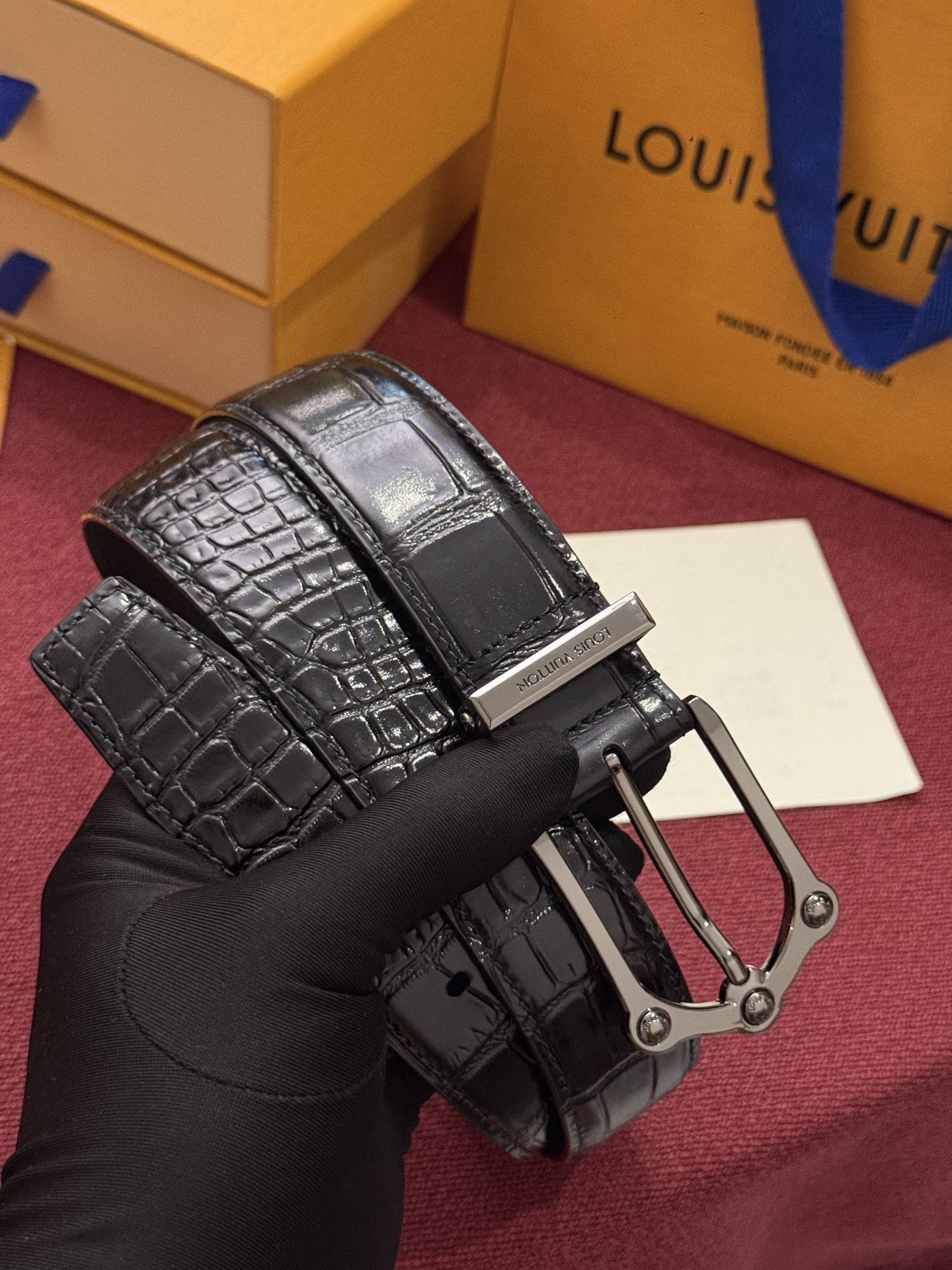 The Frog 3.5mm Reversible Belt in Crocodile是一款优雅且富有感染力的作品。带有