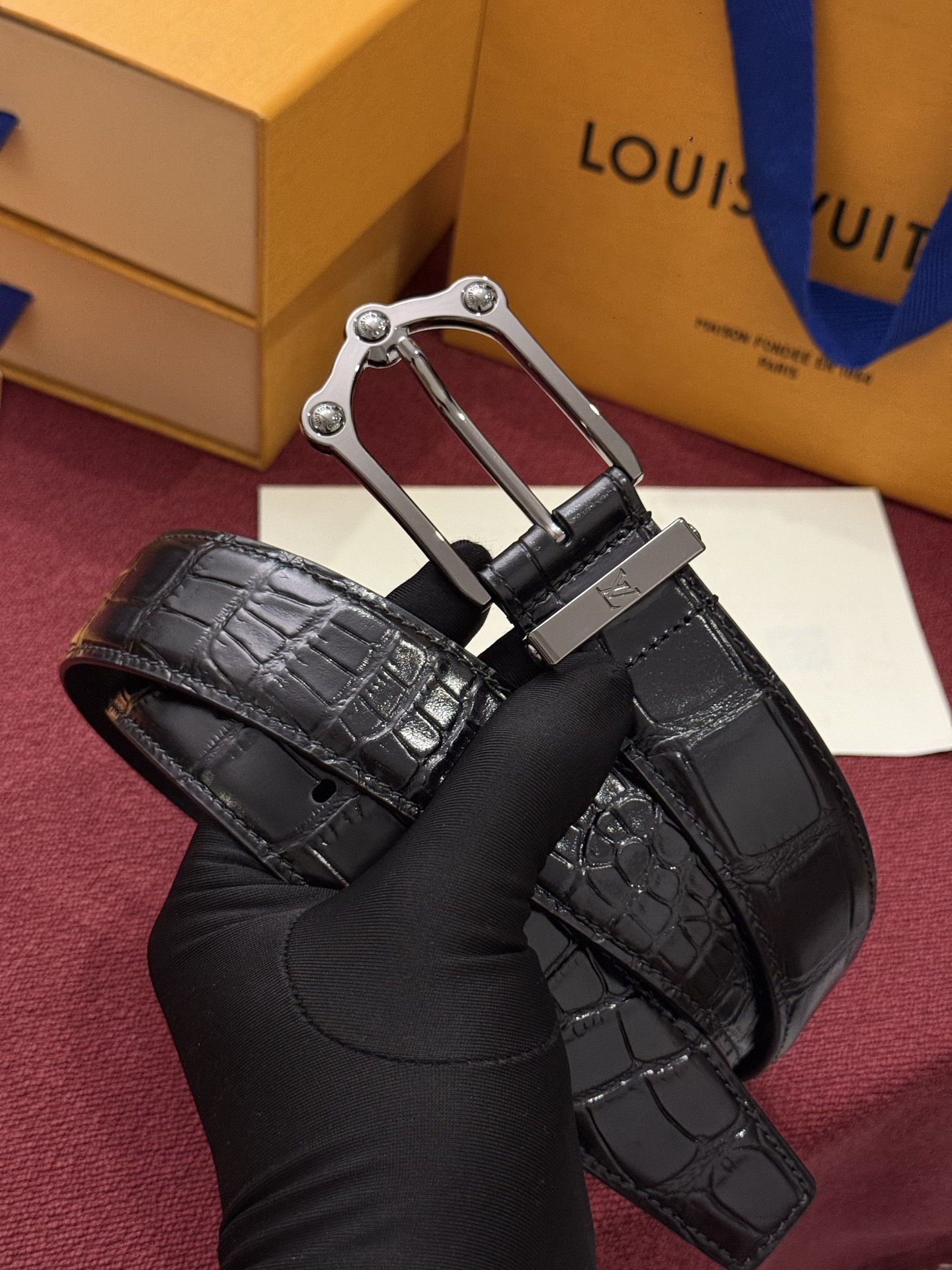 The Frog 3.5mm Reversible Belt in Crocodile是一款优雅且富有感染力的作品。带有