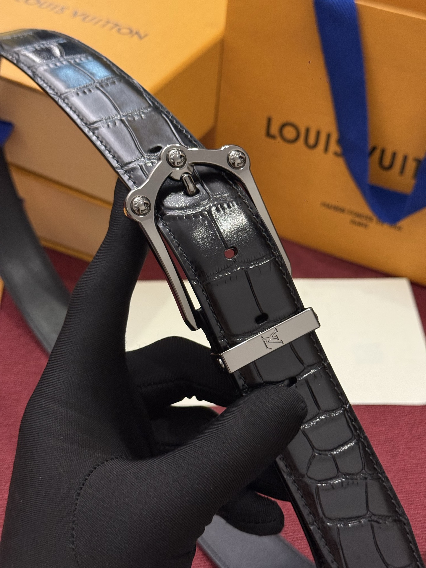 The Frog 3.5mm Reversible Belt in Crocodile是一款优雅且富有感染力的作品。带有 The Frog 3.5mm Reversible Belt in Crocodile是一款优雅且富有感染力的作品。带有