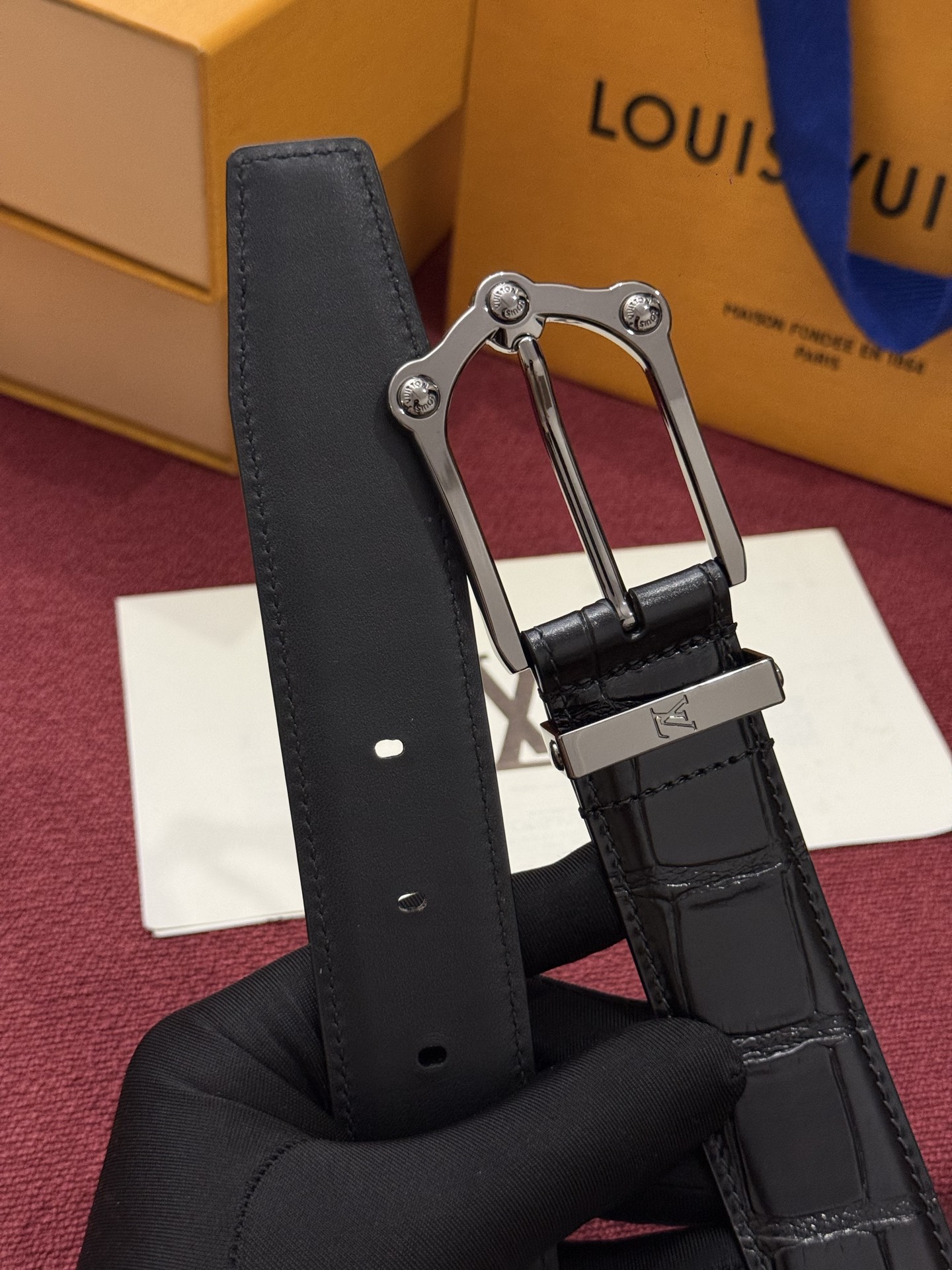 The Frog 3.5mm Reversible Belt in Crocodile是一款优雅且富有感染力的作品。带有