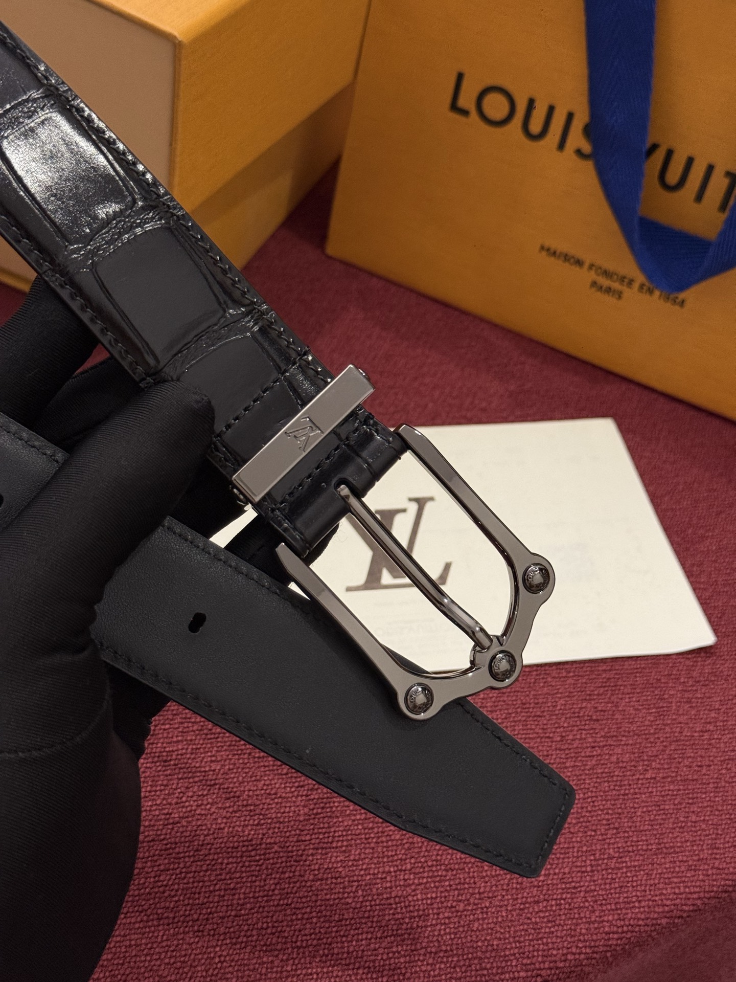 The Frog 3.5mm Reversible Belt in Crocodile是一款优雅且富有感染力的作品。带有