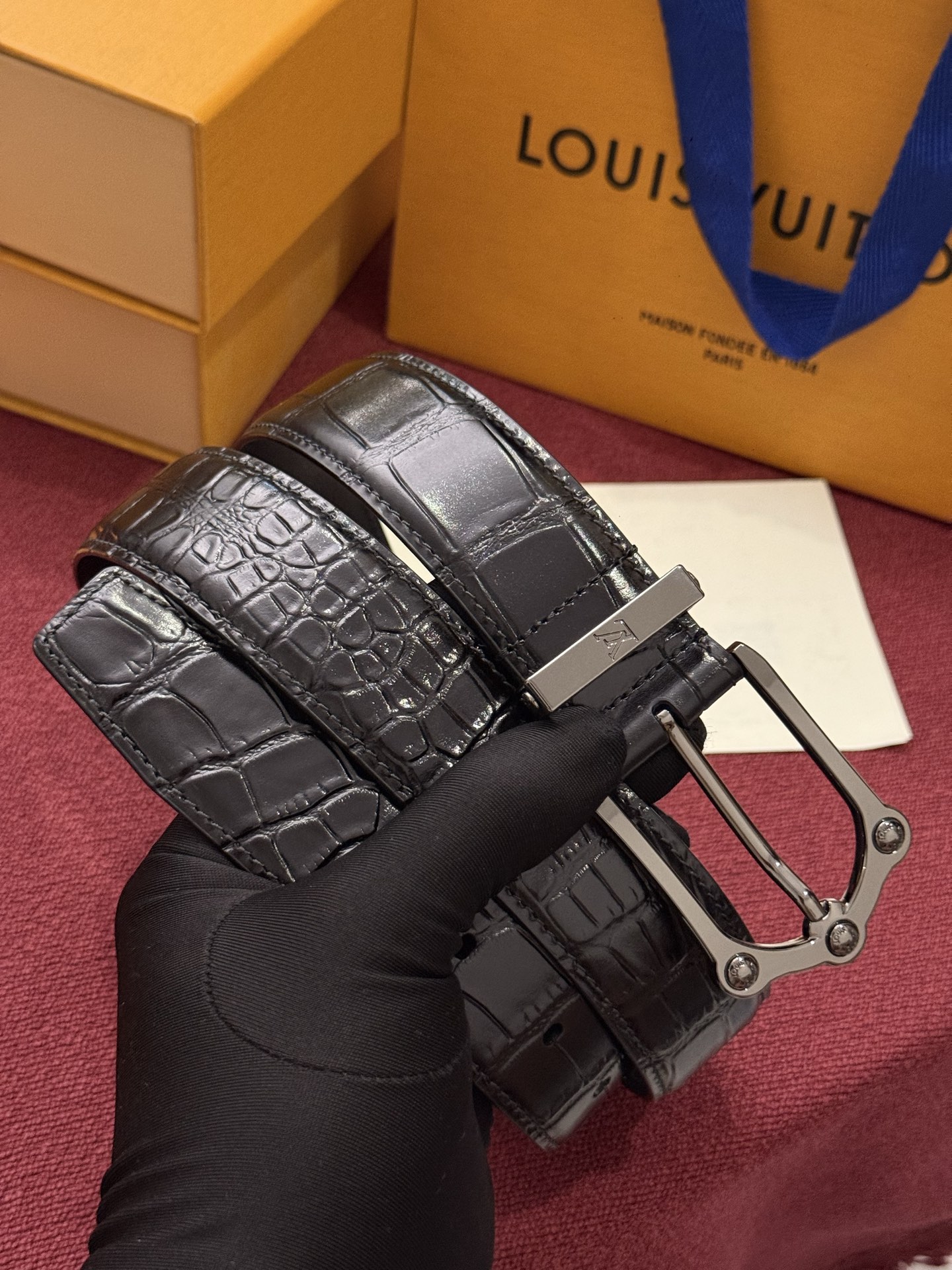 The Frog 3.5mm Reversible Belt in Crocodile是一款优雅且富有感染力的作品。带有
