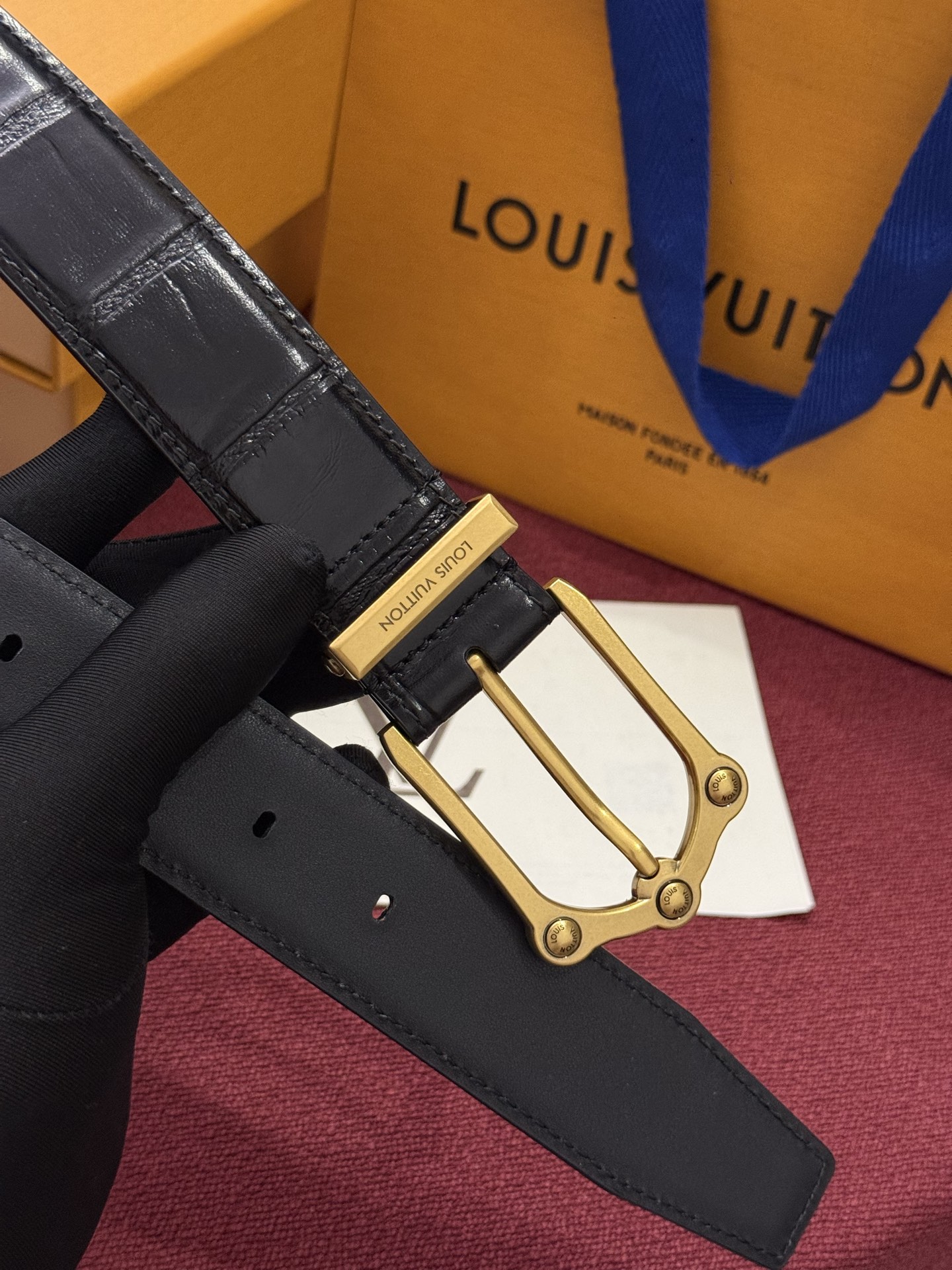 The Frog 3.5mm Reversible Belt in Crocodile是一款优雅且富有感染力的作品。带有