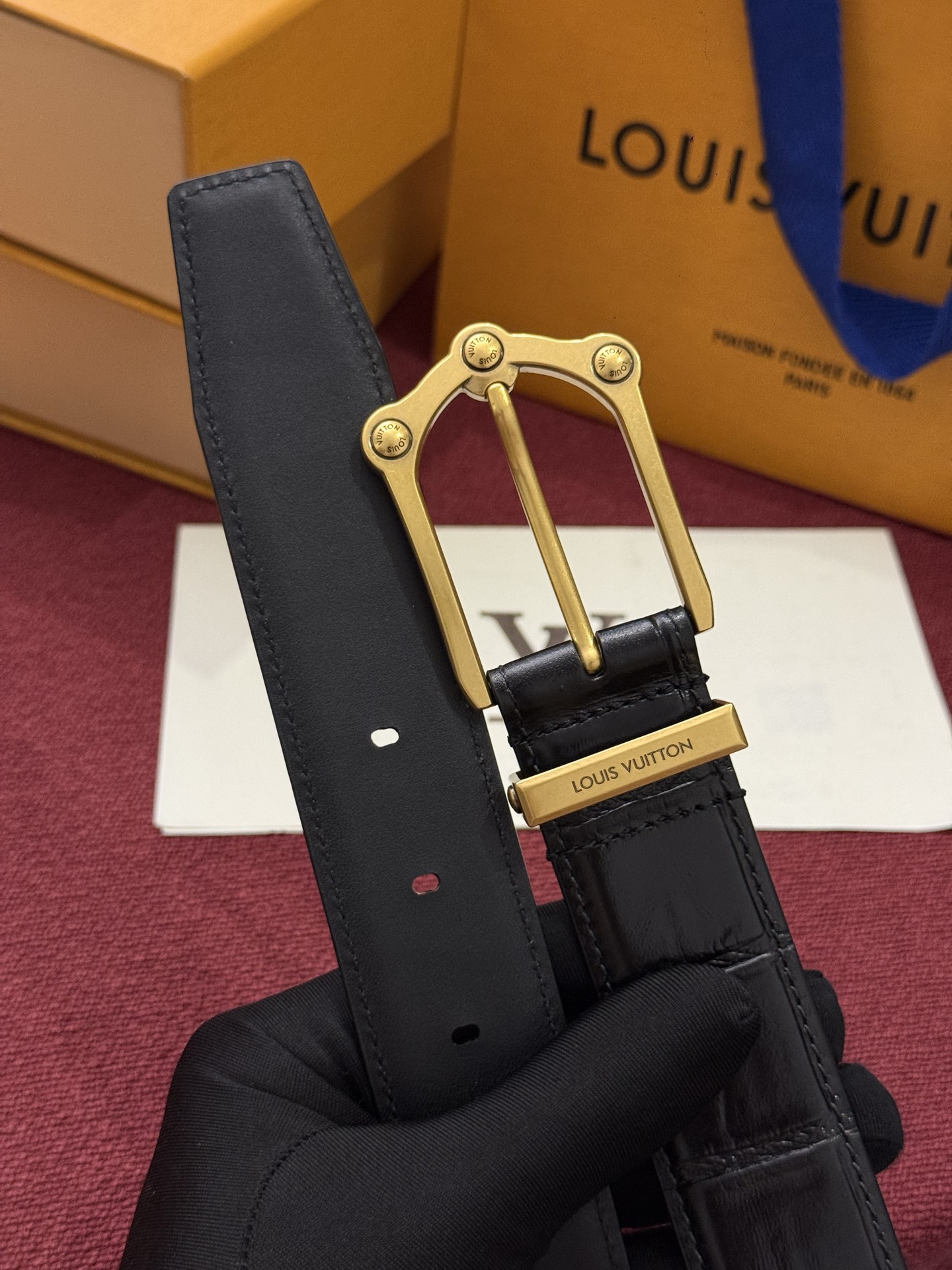 The Frog 3.5mm Reversible Belt in Crocodile是一款优雅且富有感染力的作品。带有