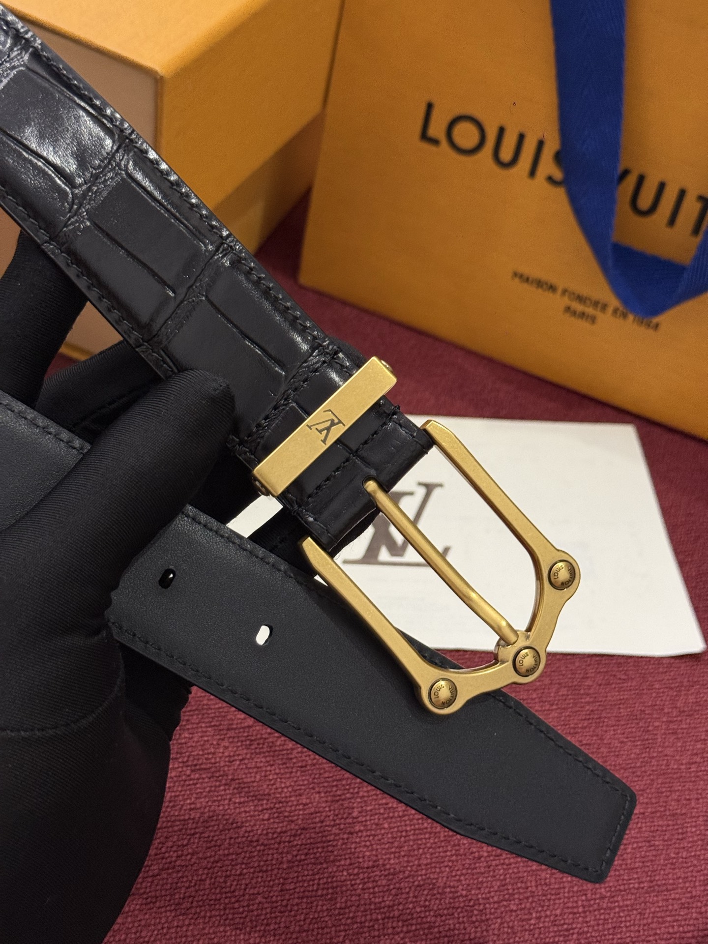 The Frog 3.5mm Reversible Belt in Crocodile是一款优雅且富有感染力的作品。带有