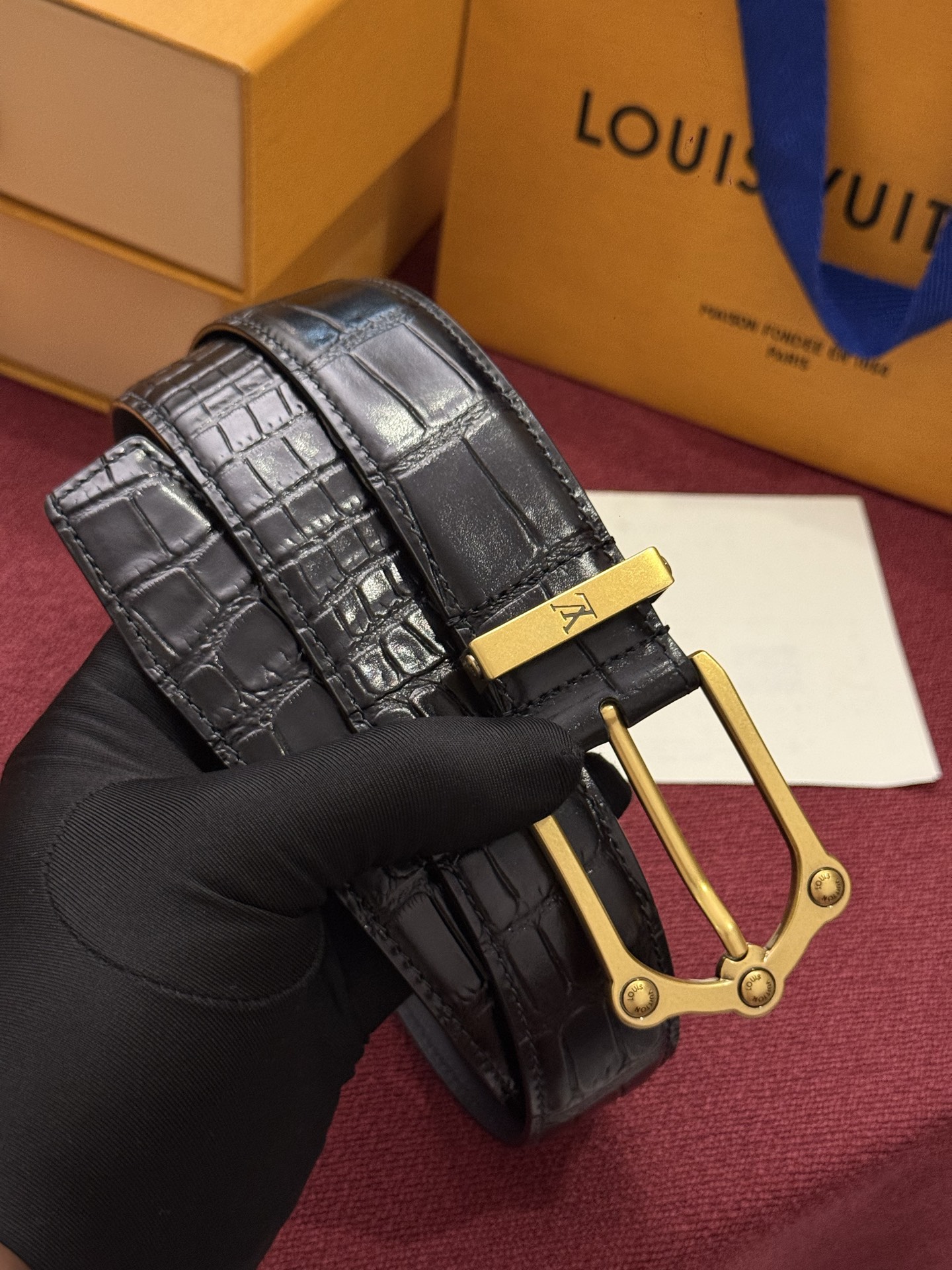 The Frog 3.5mm Reversible Belt in Crocodile是一款优雅且富有感染力的作品。带有