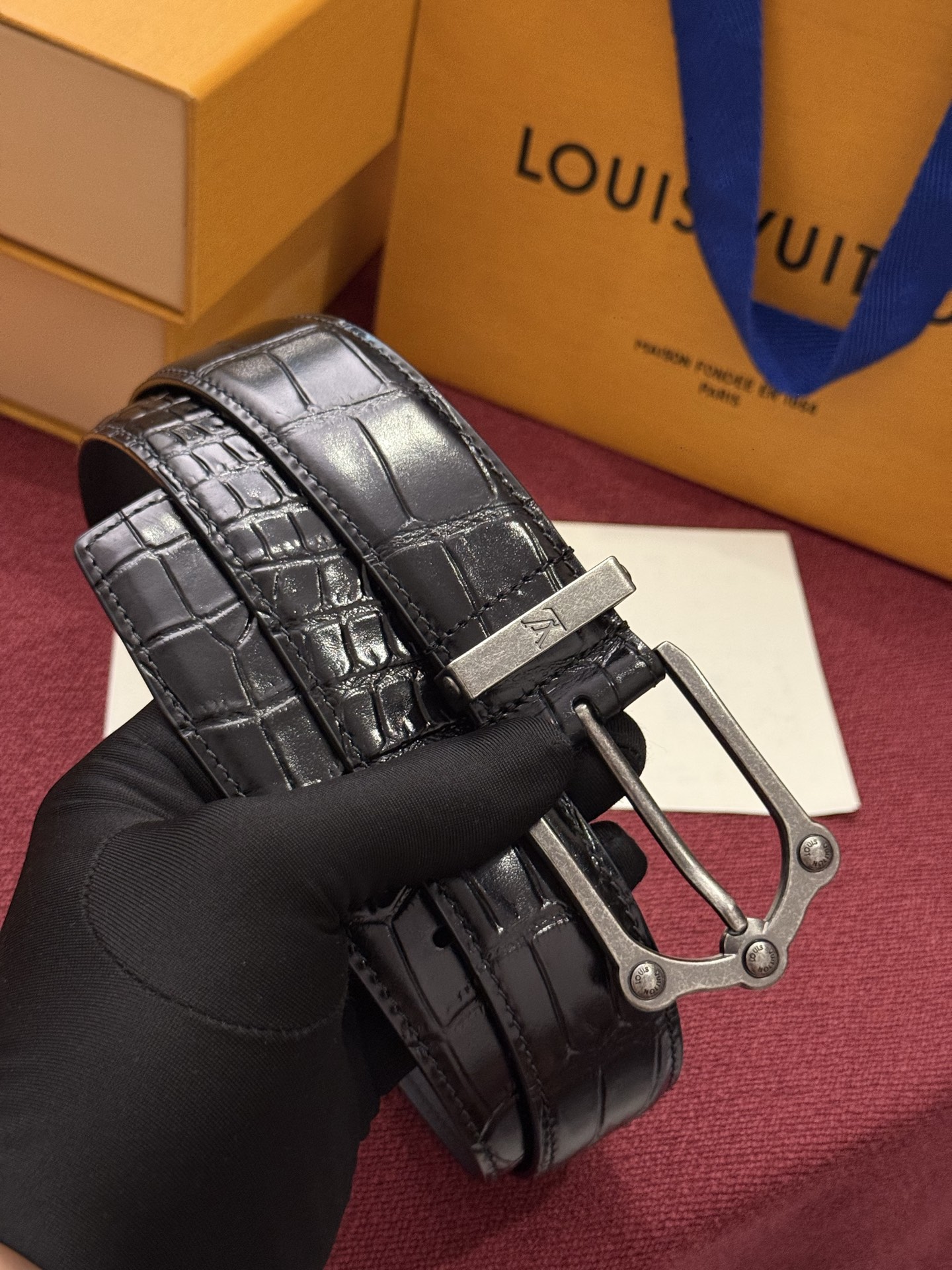 The Frog 3.5mm Reversible Belt in Crocodile是一款优雅且富有感染力的作品。带有