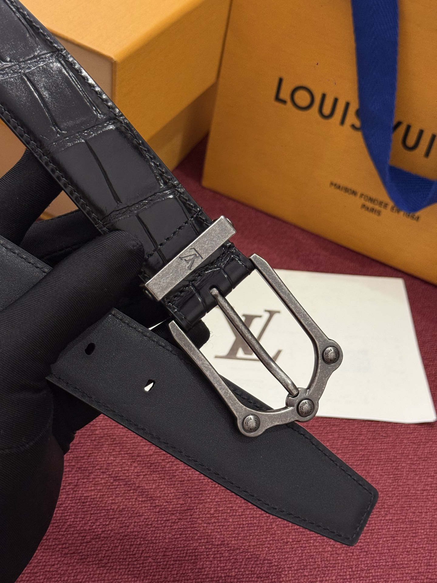 The Frog 3.5mm Reversible Belt in Crocodile是一款优雅且富有感染力的作品。带有