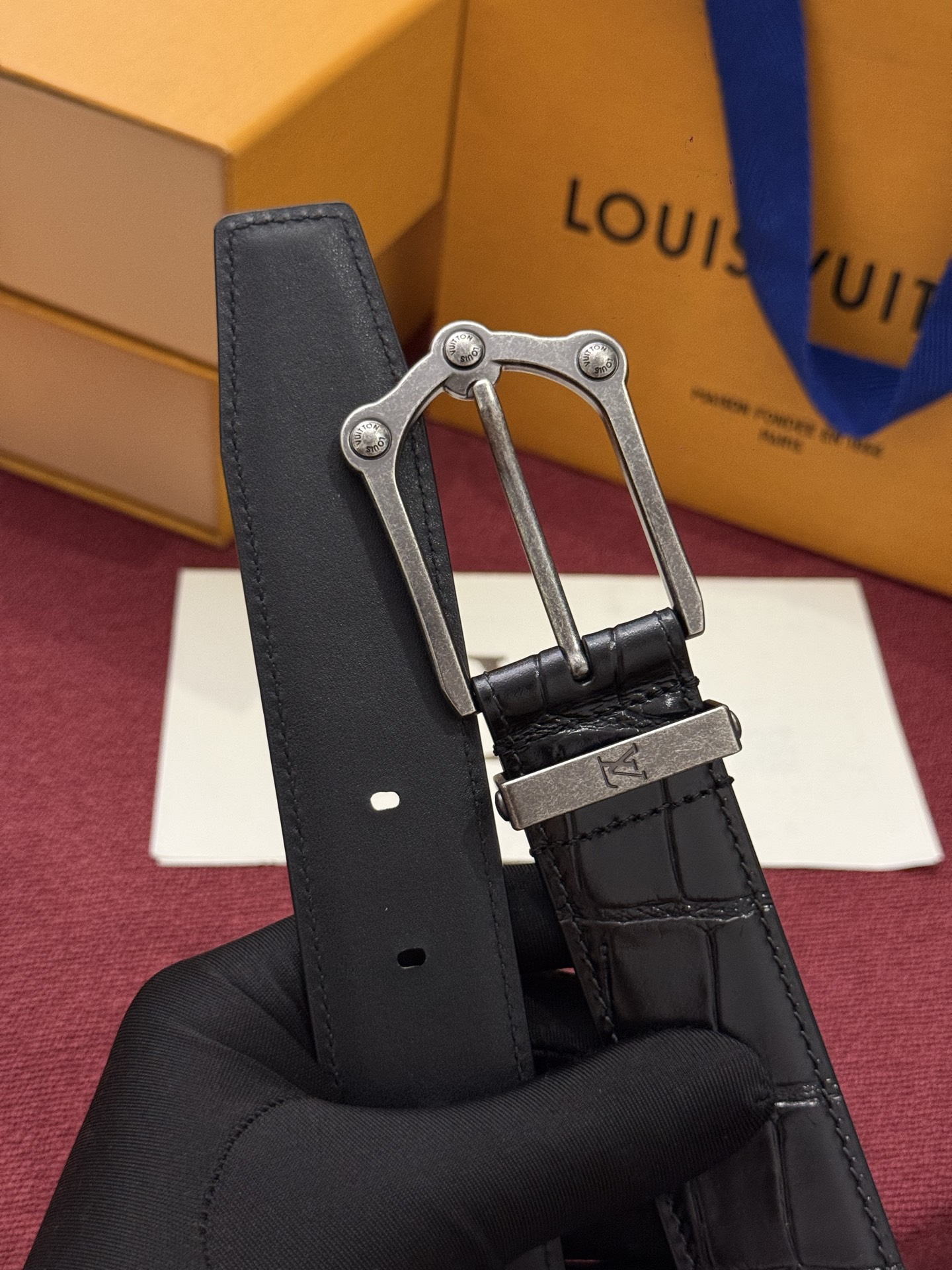 The Frog 3.5mm Reversible Belt in Crocodile是一款优雅且富有感染力的作品。带有