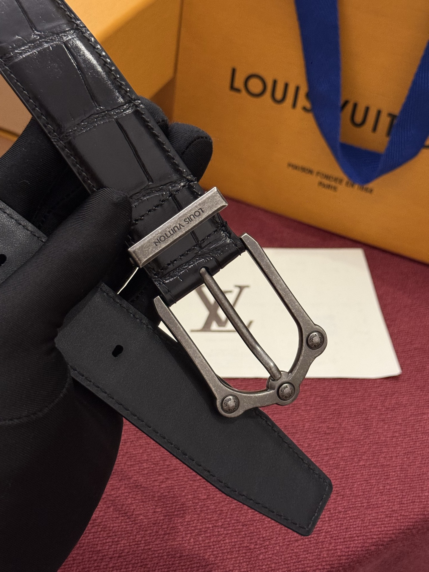 The Frog 3.5mm Reversible Belt in Crocodile是一款优雅且富有感染力的作品。带有