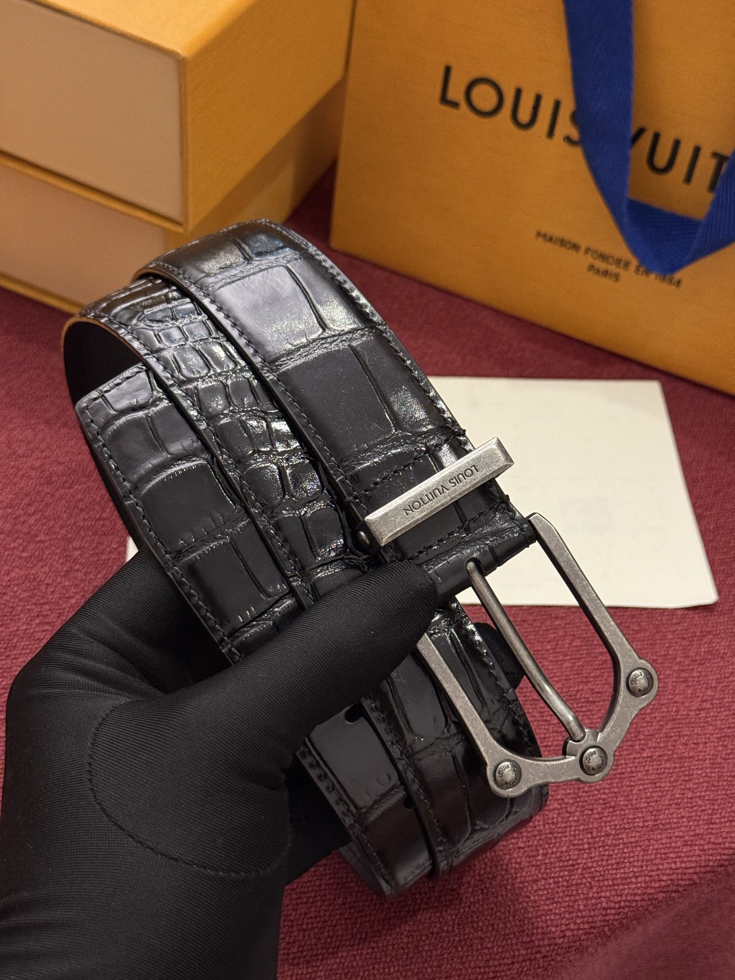 The Frog 3.5mm Reversible Belt in Crocodile是一款优雅且富有感染力的作品。带有
