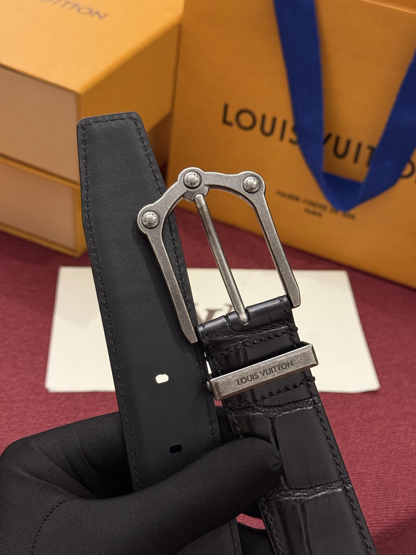 The Frog 3.5mm Reversible Belt in Crocodile是一款优雅且富有感染力的作品。带有