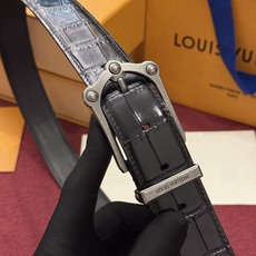 The Frog 3.5mm Reversible Belt in Crocodile是一款优雅且富有感染力的作品。带有 The Frog 3.5mm Reversible Belt in Crocodile是一款优雅且富有感染力的作品。带有