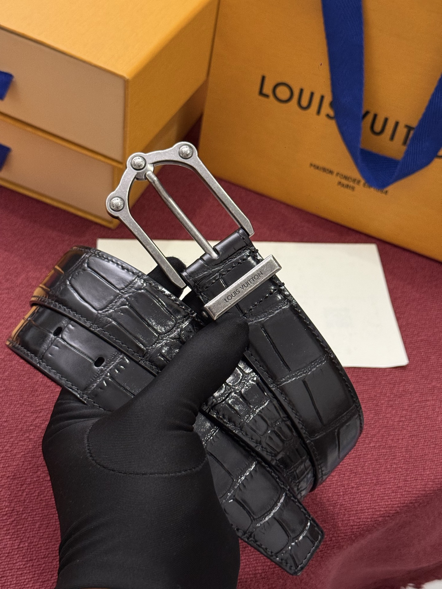 The Frog 3.5mm Reversible Belt in Crocodile是一款优雅且富有感染力的作品。带有