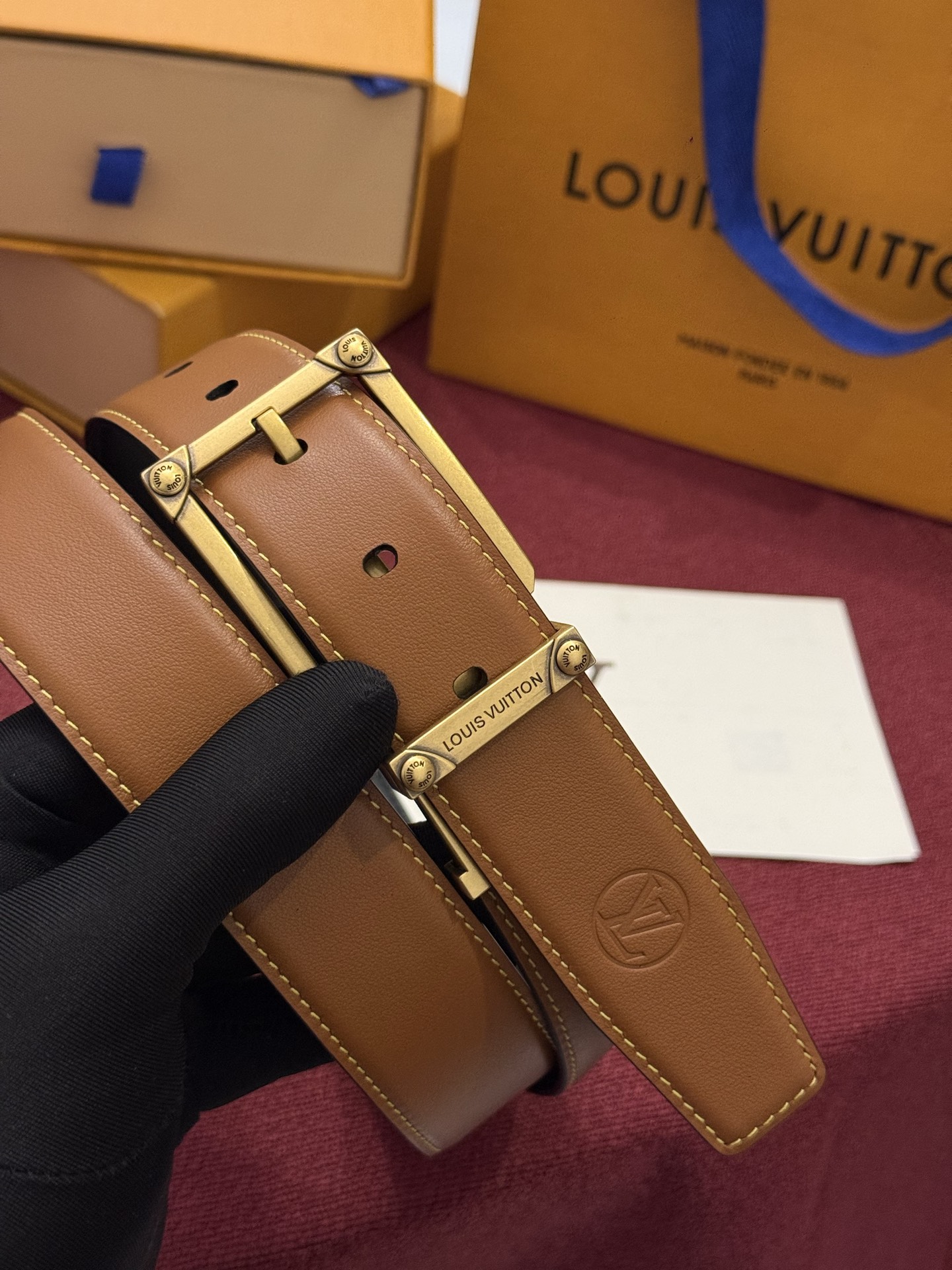 The Frog Crafted 35mm可翻转皮带是一款极具魅力的款式，它巧妙运用了材质与尺寸的对比效果。这款可翻转的