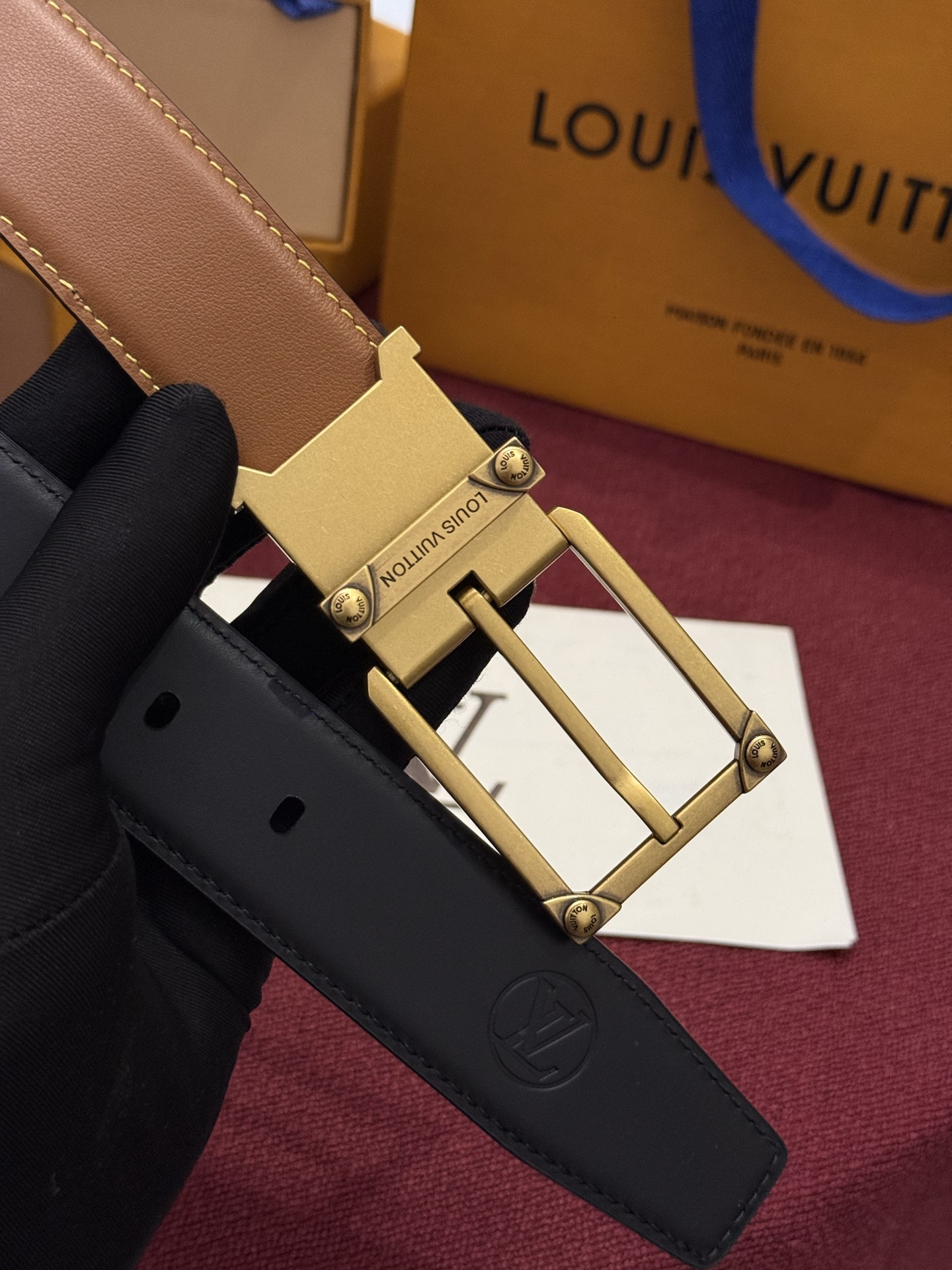 The Frog Crafted 35mm可翻转皮带是一款极具魅力的款式，它巧妙运用了材质与尺寸的对比效果。这款可翻转的