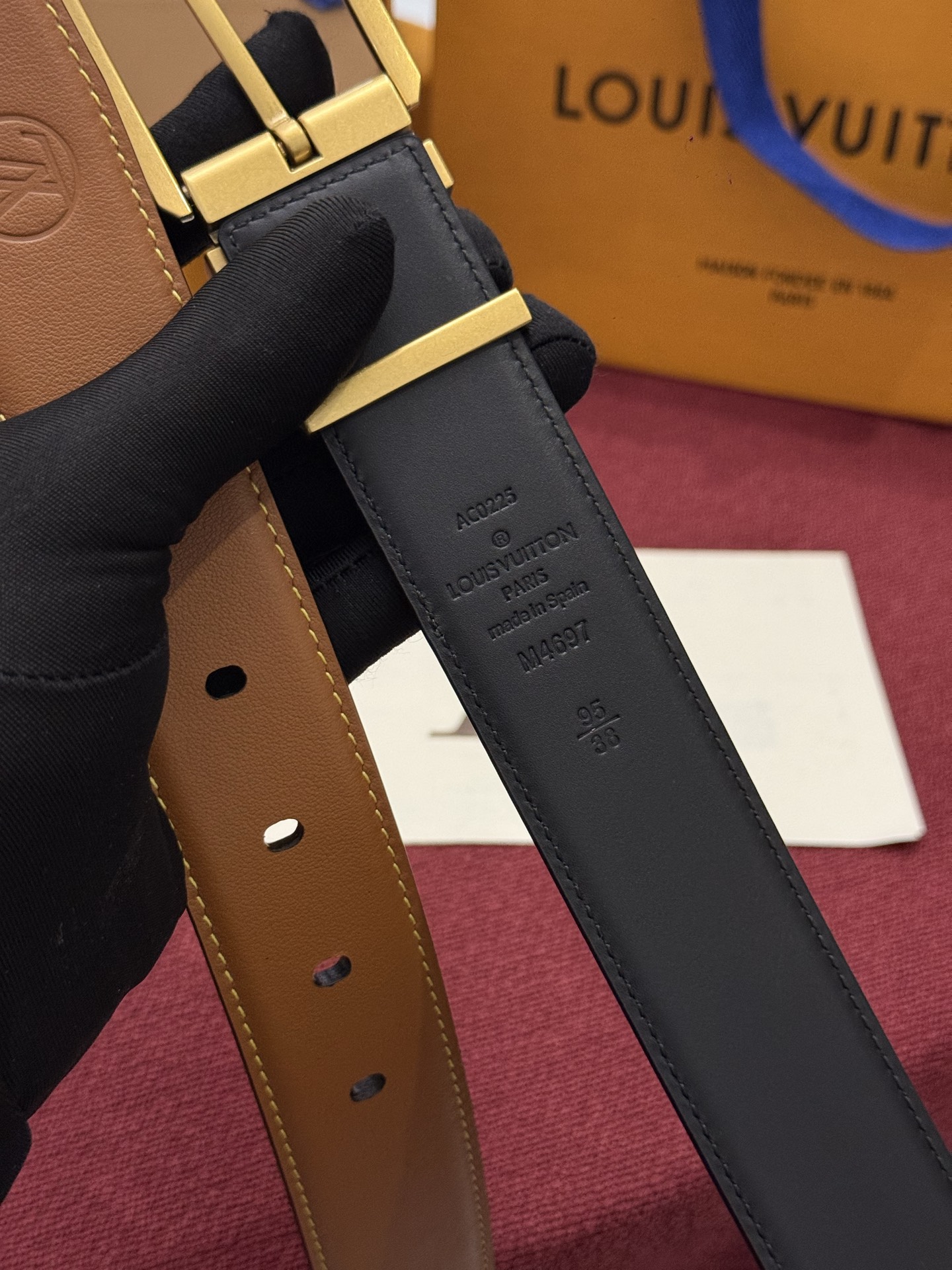 The Frog Crafted 35mm可翻转皮带是一款极具魅力的款式，它巧妙运用了材质与尺寸的对比效果。这款可翻转的