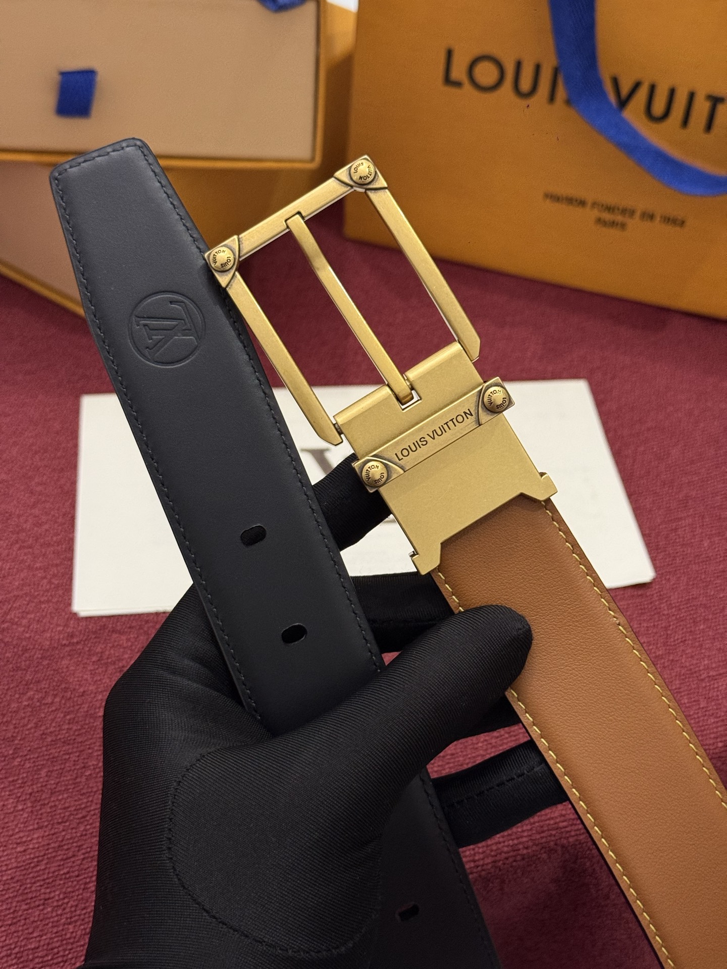 The Frog Crafted 35mm可翻转皮带是一款极具魅力的款式,它巧妙运用了材质与尺寸的对比效果。这款可翻转的 The Frog Crafted 35mm可翻转皮带是一款极具魅力的款式,它巧妙运用了材质与尺寸的对比效果。这款可翻转的
