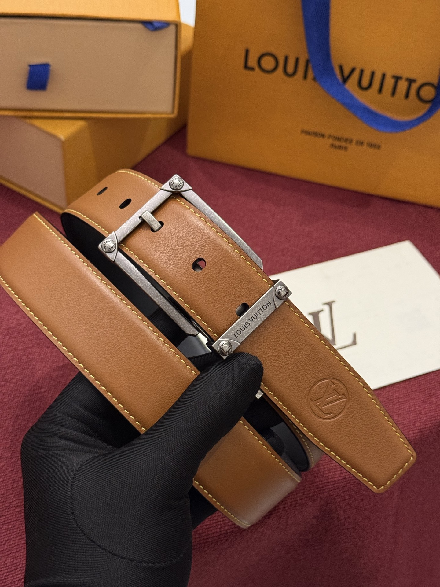 The Frog Crafted 35mm可翻转皮带是一款极具魅力的款式，它巧妙运用了材质与尺寸的对比效果。这款可翻转的