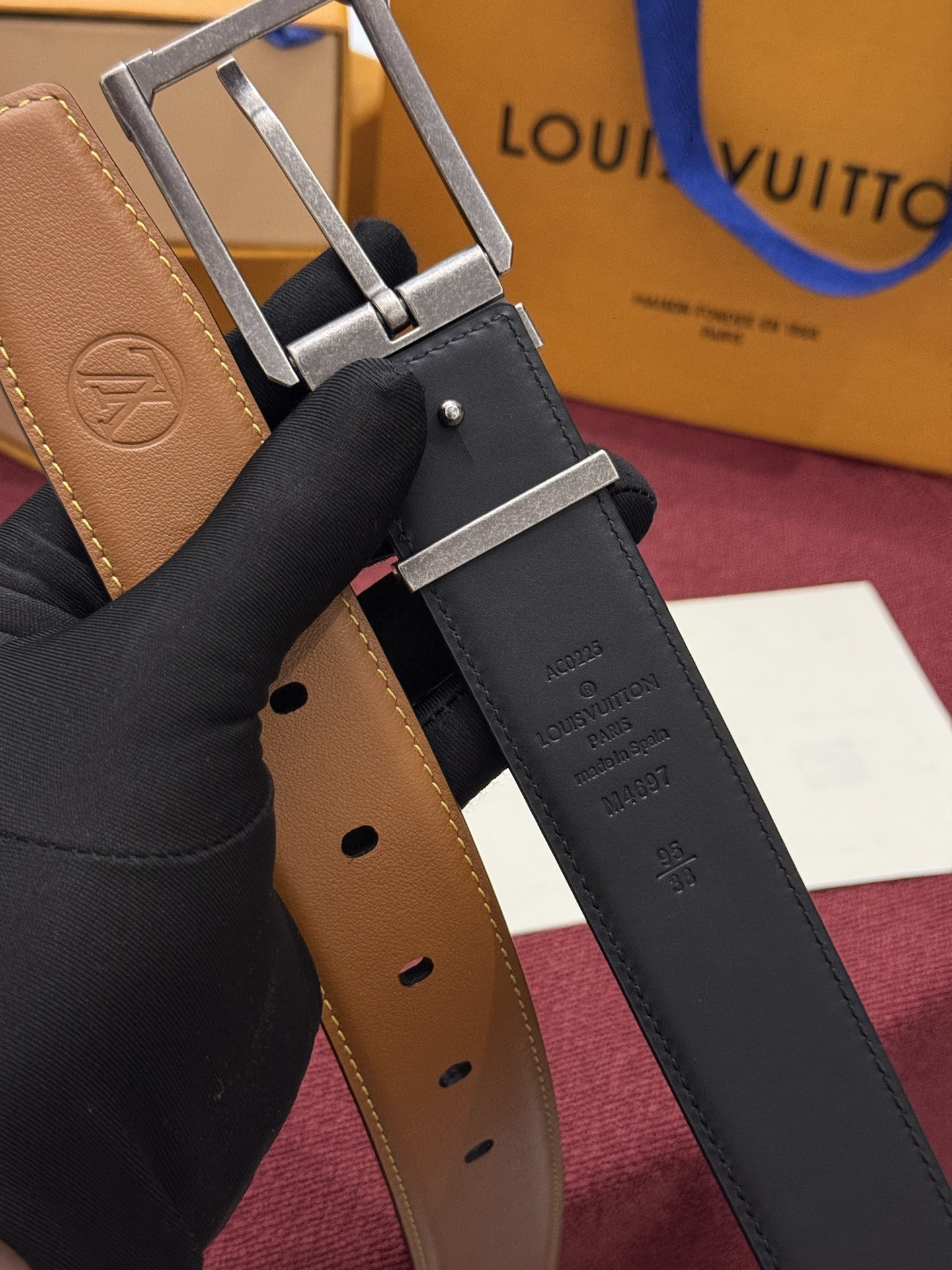 The Frog Crafted 35mm可翻转皮带是一款极具魅力的款式，它巧妙运用了材质与尺寸的对比效果。这款可翻转的