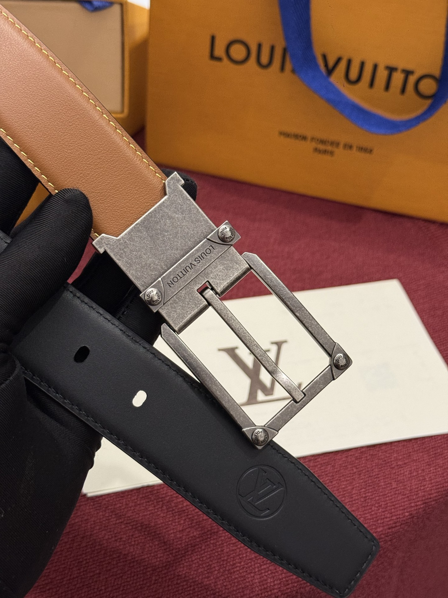 The Frog Crafted 35mm可翻转皮带是一款极具魅力的款式，它巧妙运用了材质与尺寸的对比效果。这款可翻转的