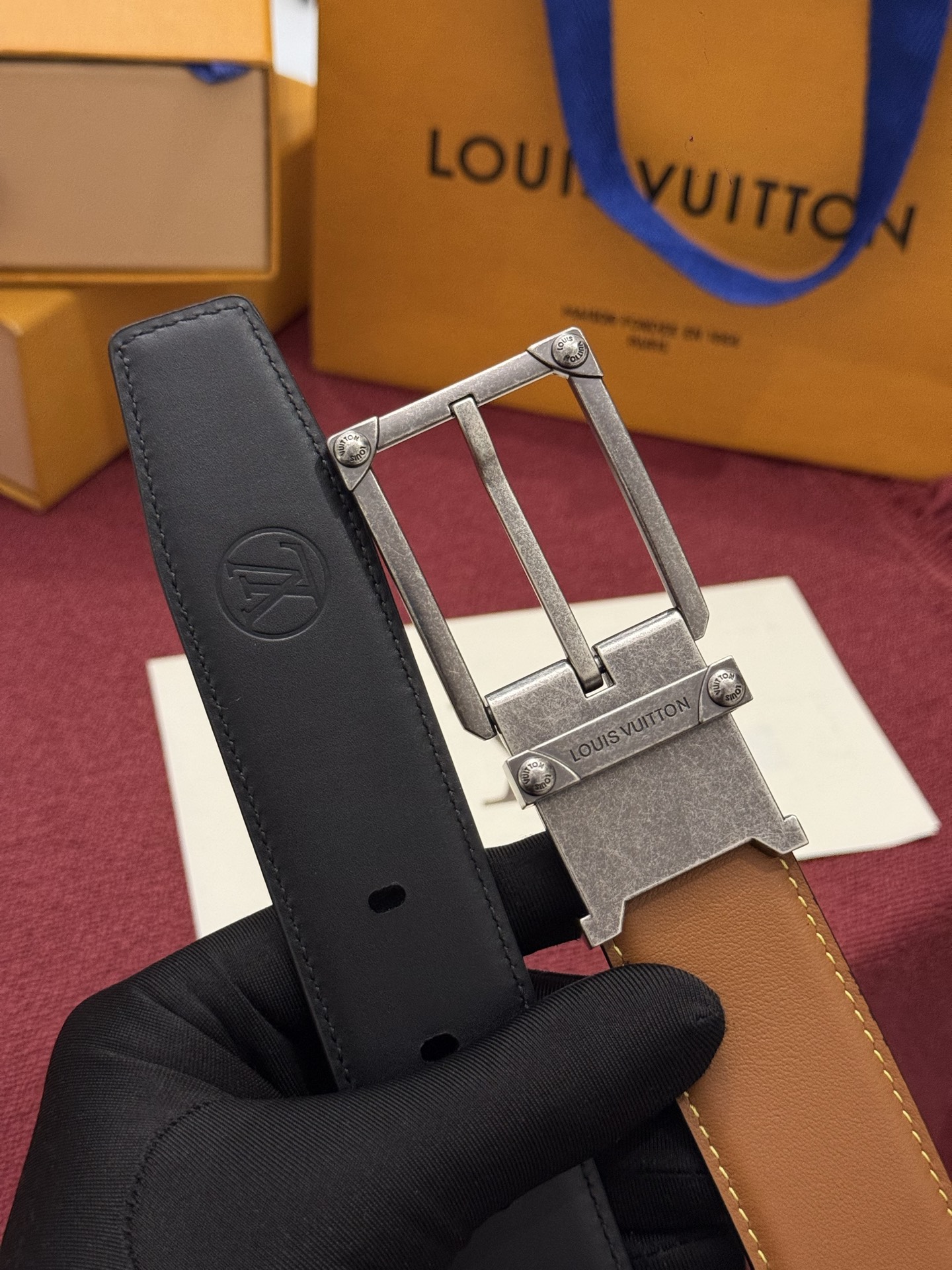 The Frog Crafted 35mm可翻转皮带是一款极具魅力的款式,它巧妙运用了材质与尺寸的对比效果。这款可翻转的 The Frog Crafted 35mm可翻转皮带是一款极具魅力的款式,它巧妙运用了材质与尺寸的对比效果。这款可翻转的