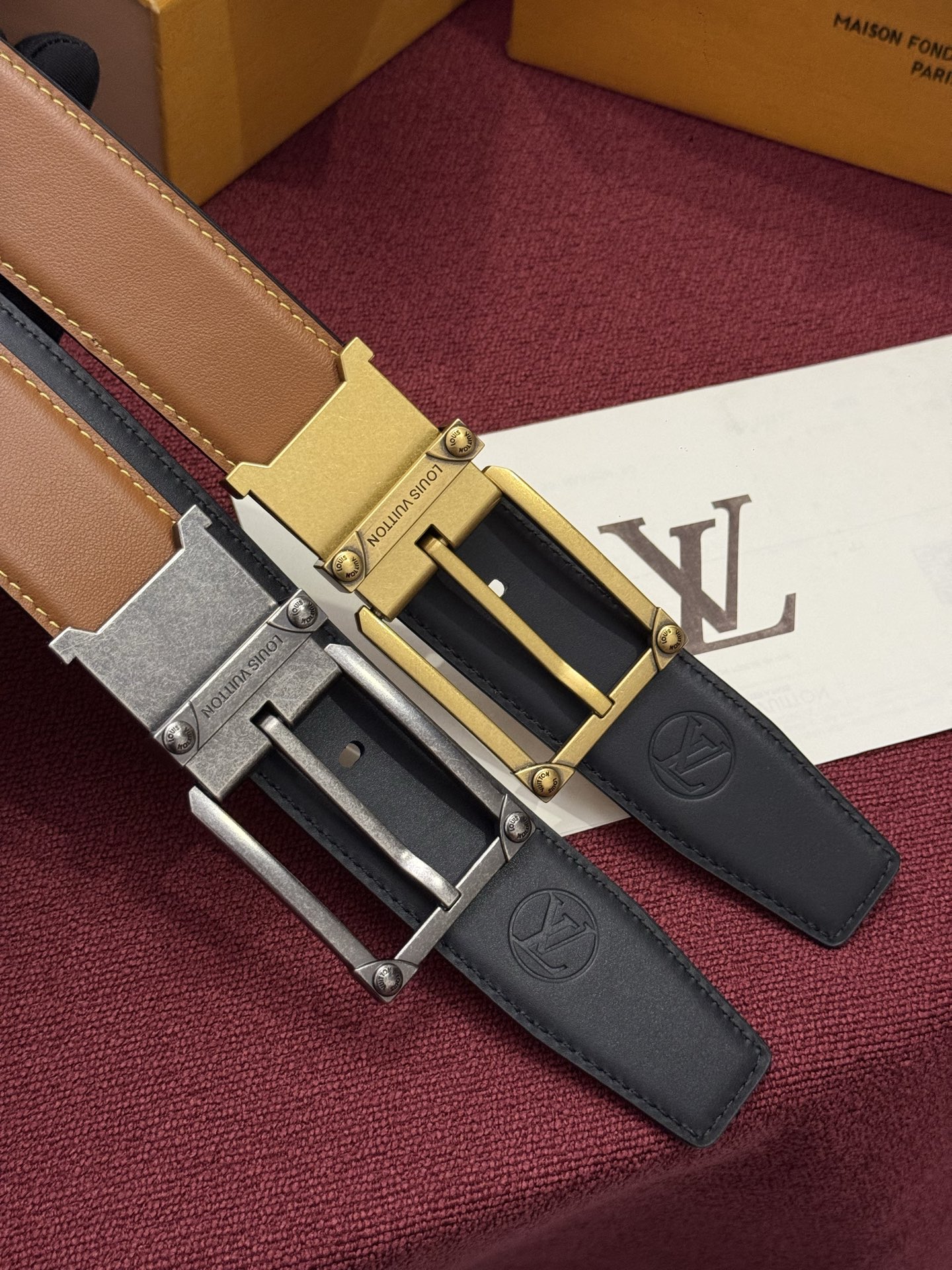 The Frog Crafted 35mm可翻转皮带是一款极具魅力的款式，它巧妙运用了材质与尺寸的对比效果。这款可翻转的