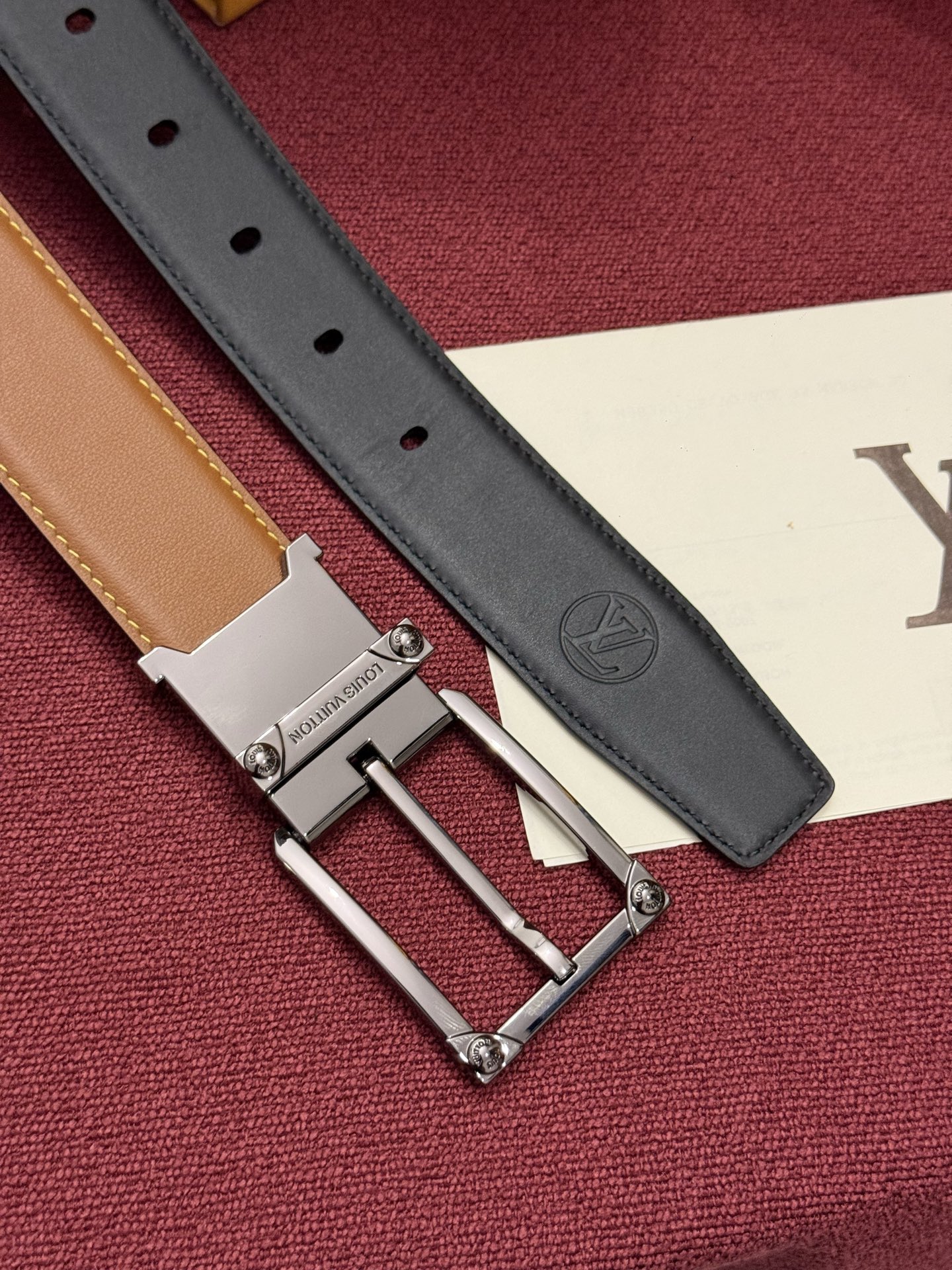 The Frog Crafted 35mm可翻转皮带是一款极具魅力的款式，它巧妙运用了材质与尺寸的对比效果。这款可翻转的