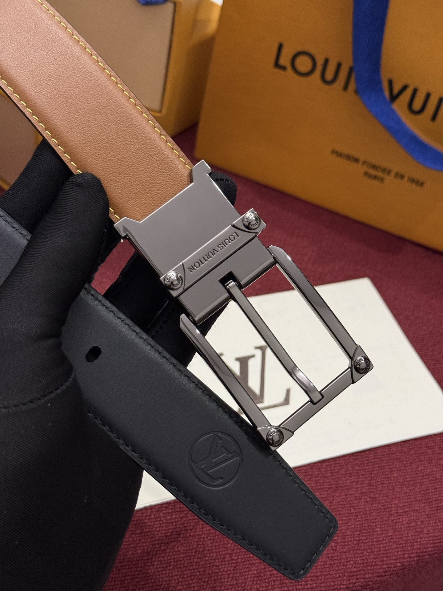 The Frog Crafted 35mm可翻转皮带是一款极具魅力的款式，它巧妙运用了材质与尺寸的对比效果。这款可翻转的