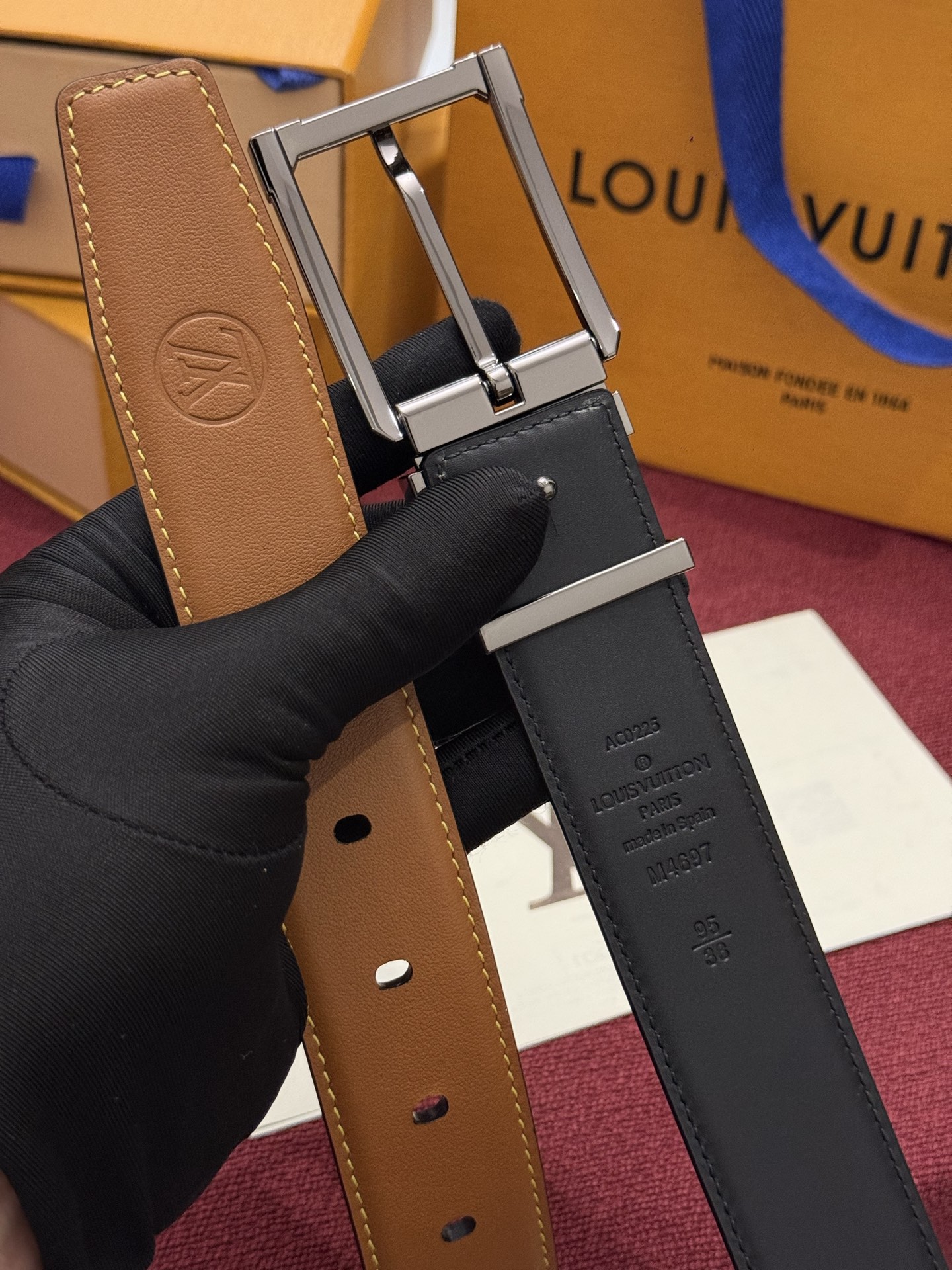 The Frog Crafted 35mm可翻转皮带是一款极具魅力的款式，它巧妙运用了材质与尺寸的对比效果。这款可翻转的