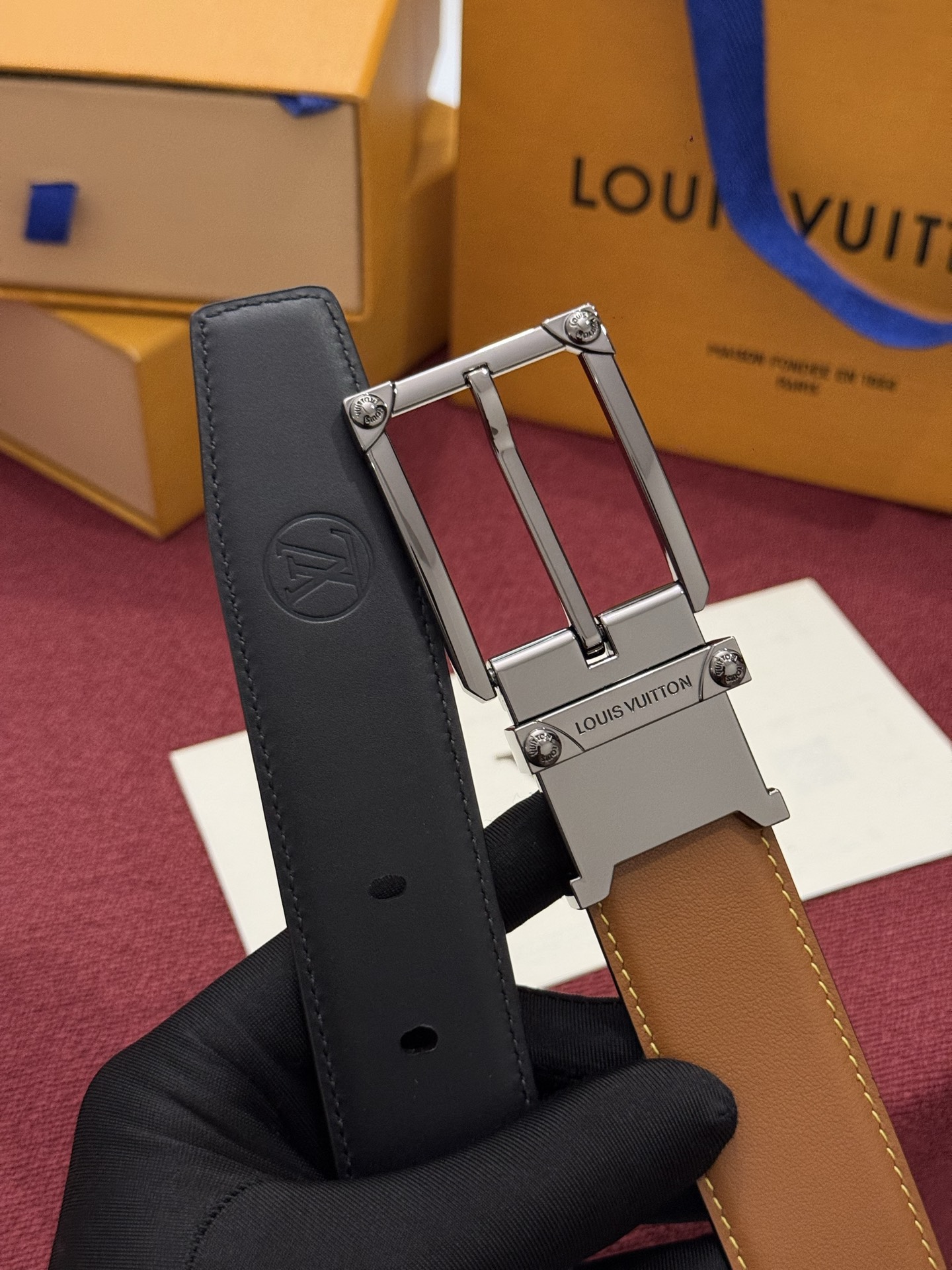 The Frog Crafted 35mm可翻转皮带是一款极具魅力的款式，它巧妙运用了材质与尺寸的对比效果。这款可翻转的