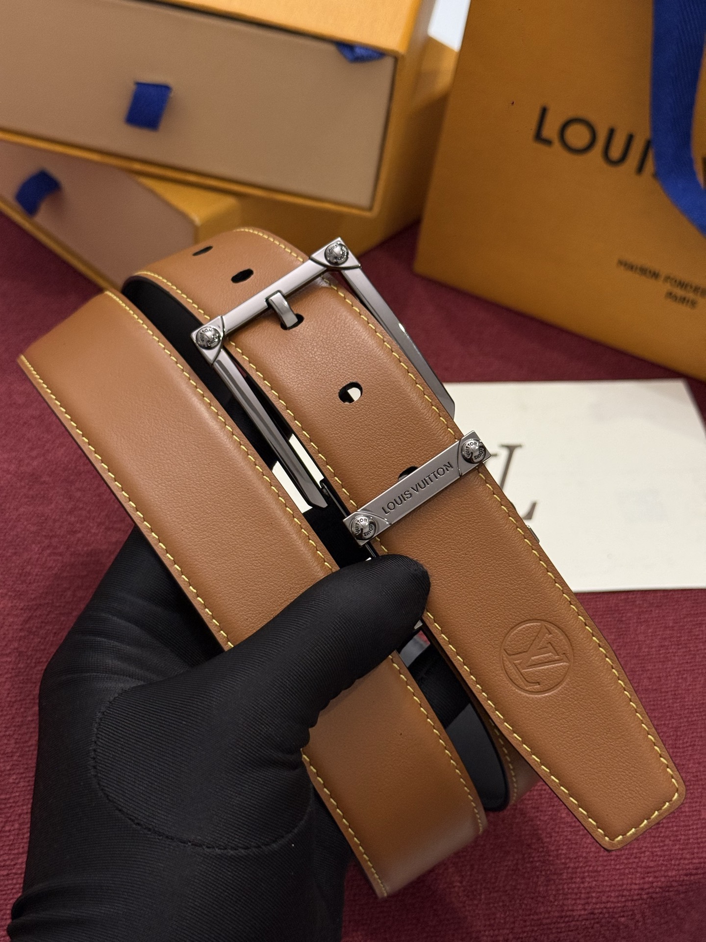 The Frog Crafted 35mm可翻转皮带是一款极具魅力的款式，它巧妙运用了材质与尺寸的对比效果。这款可翻转的