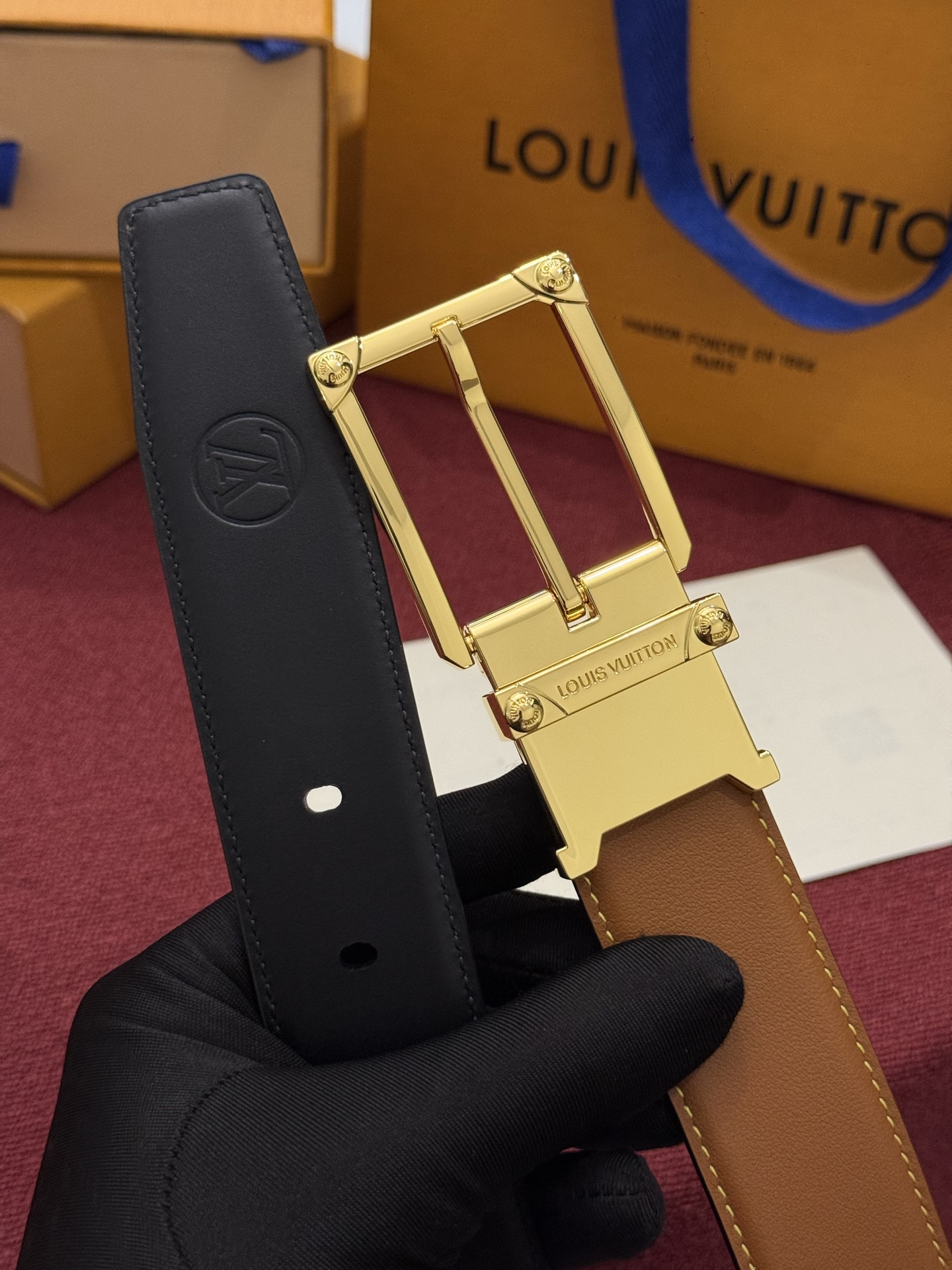 The Frog Crafted 35mm可翻转皮带是一款极具魅力的款式,它巧妙运用了材质与尺寸的对比效果。这款可翻转的 The Frog Crafted 35mm可翻转皮带是一款极具魅力的款式,它巧妙运用了材质与尺寸的对比效果。这款可翻转的