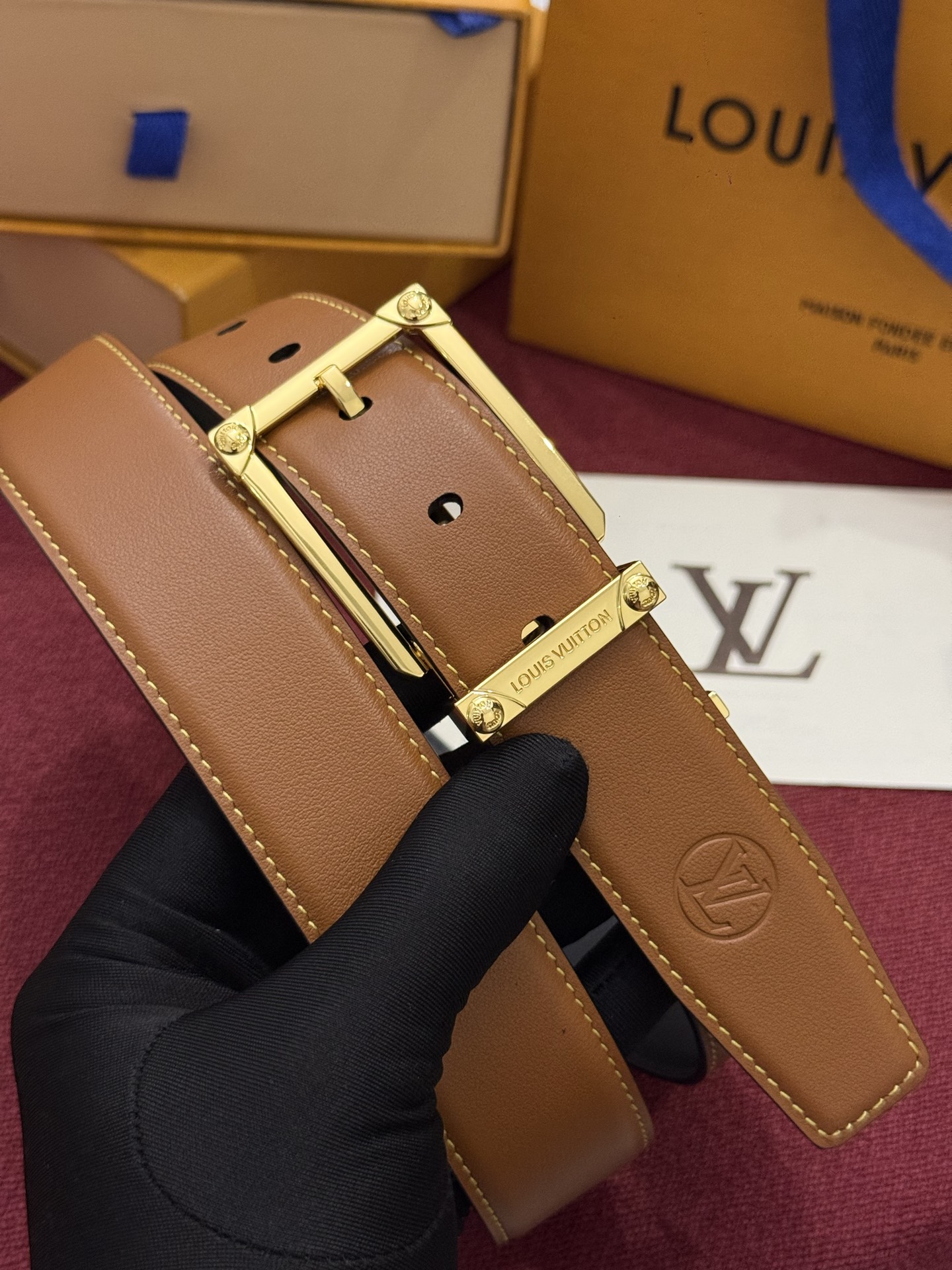 The Frog Crafted 35mm可翻转皮带是一款极具魅力的款式，它巧妙运用了材质与尺寸的对比效果。这款可翻转的