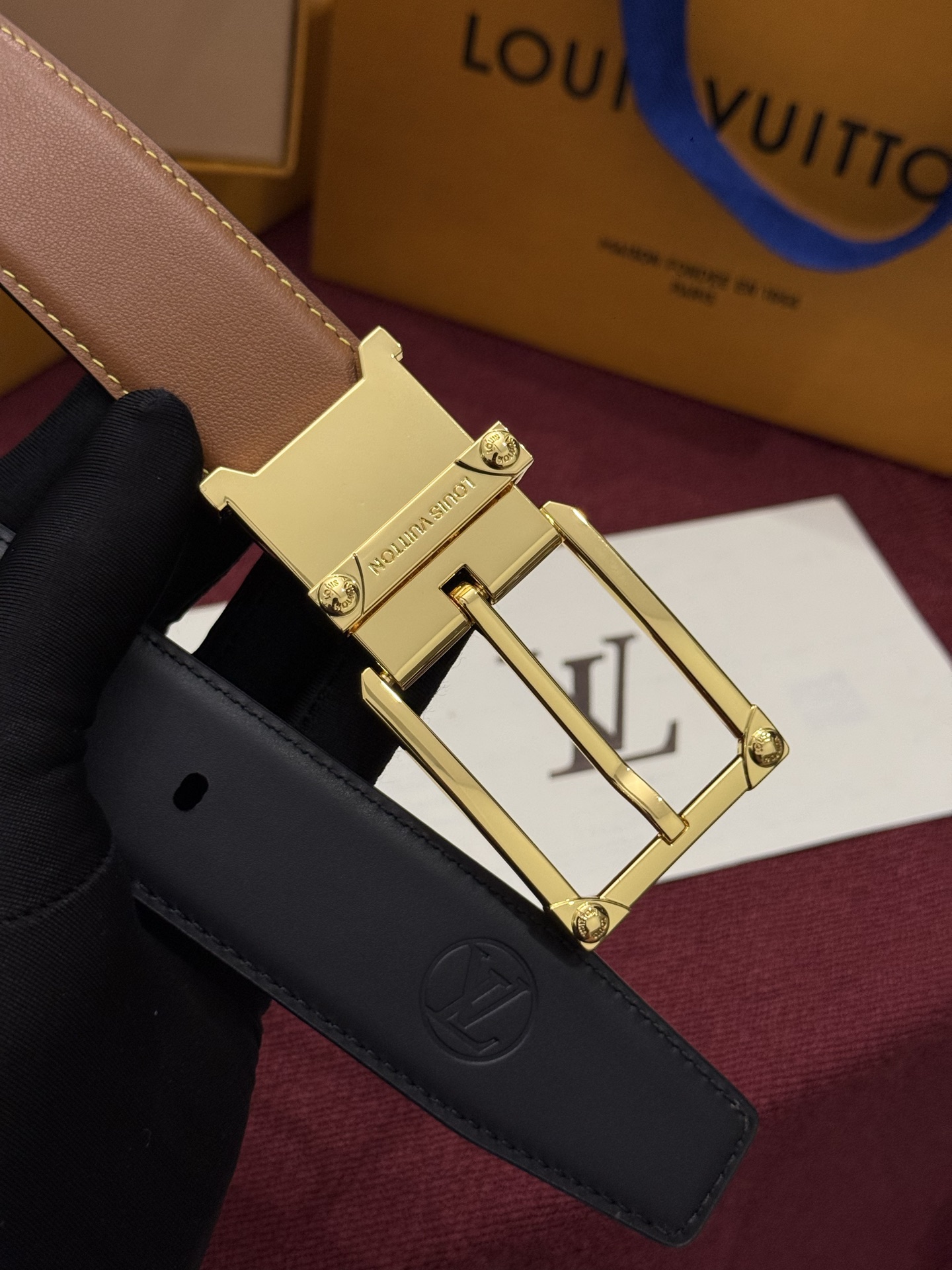 The Frog Crafted 35mm可翻转皮带是一款极具魅力的款式，它巧妙运用了材质与尺寸的对比效果。这款可翻转的
