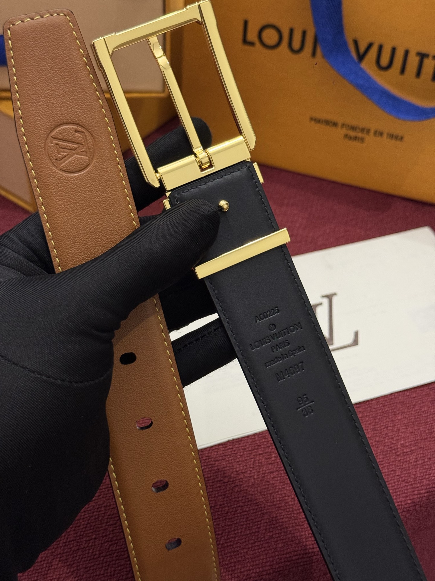 The Frog Crafted 35mm可翻转皮带是一款极具魅力的款式，它巧妙运用了材质与尺寸的对比效果。这款可翻转的
