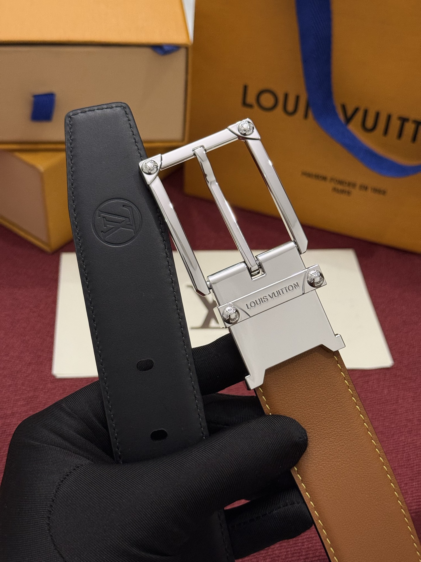 The Frog Crafted 35mm可翻转皮带是一款极具魅力的款式,它巧妙运用了材质与尺寸的对比效果。这款可翻转的 The Frog Crafted 35mm可翻转皮带是一款极具魅力的款式,它巧妙运用了材质与尺寸的对比效果。这款可翻转的