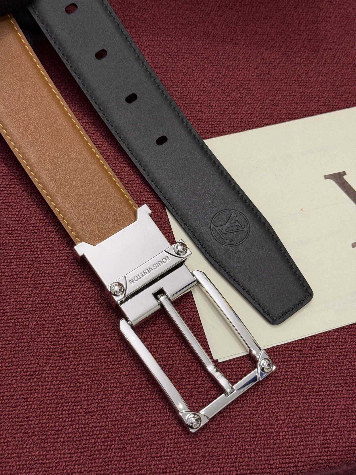 The Frog Crafted 35mm可翻转皮带是一款极具魅力的款式，它巧妙运用了材质与尺寸的对比效果。这款可翻转的