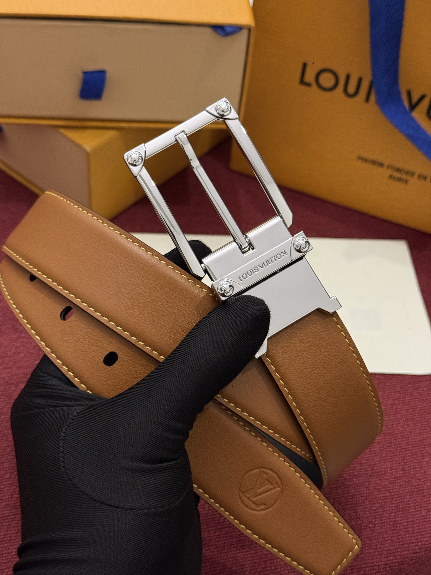 The Frog Crafted 35mm可翻转皮带是一款极具魅力的款式，它巧妙运用了材质与尺寸的对比效果。这款可翻转的