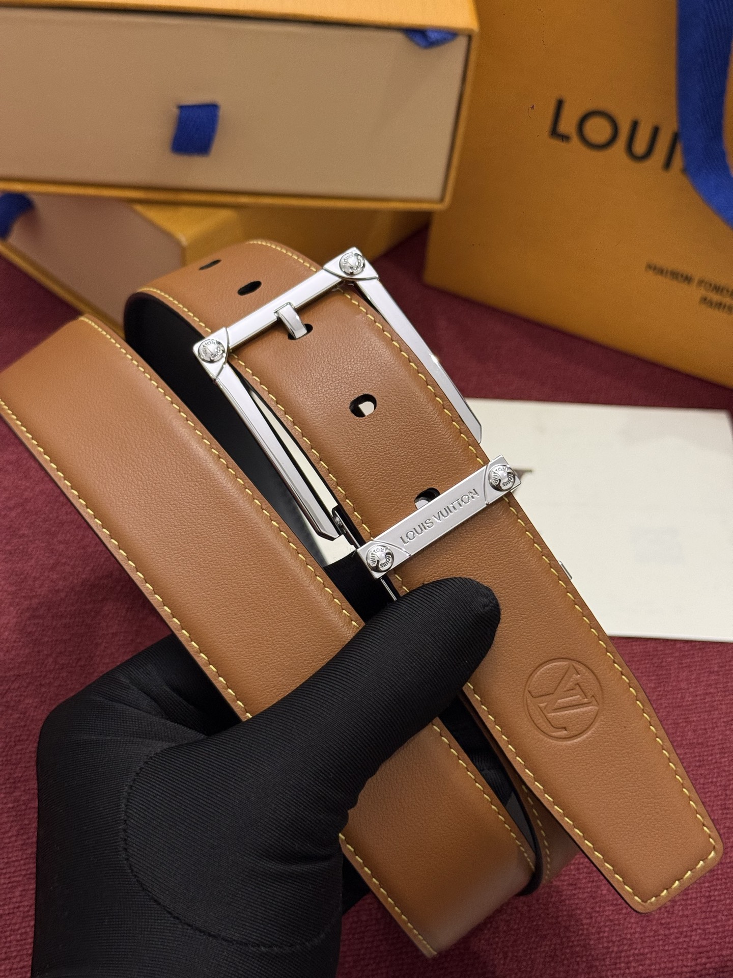 The Frog Crafted 35mm可翻转皮带是一款极具魅力的款式，它巧妙运用了材质与尺寸的对比效果。这款可翻转的