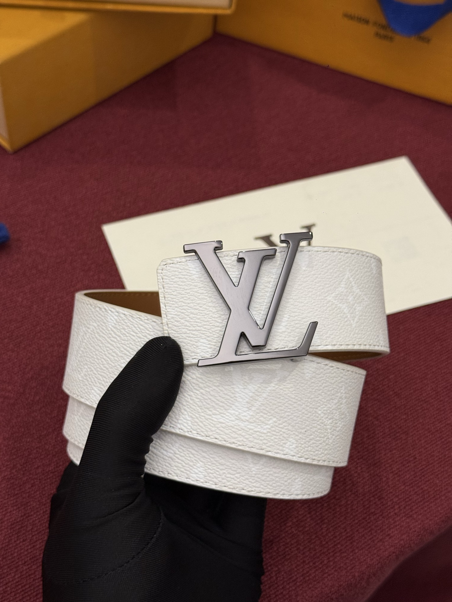 LV Initiales Monogram Reflective 40mm 可翻转腰带展现出一种动态细节，将经典风格提升
