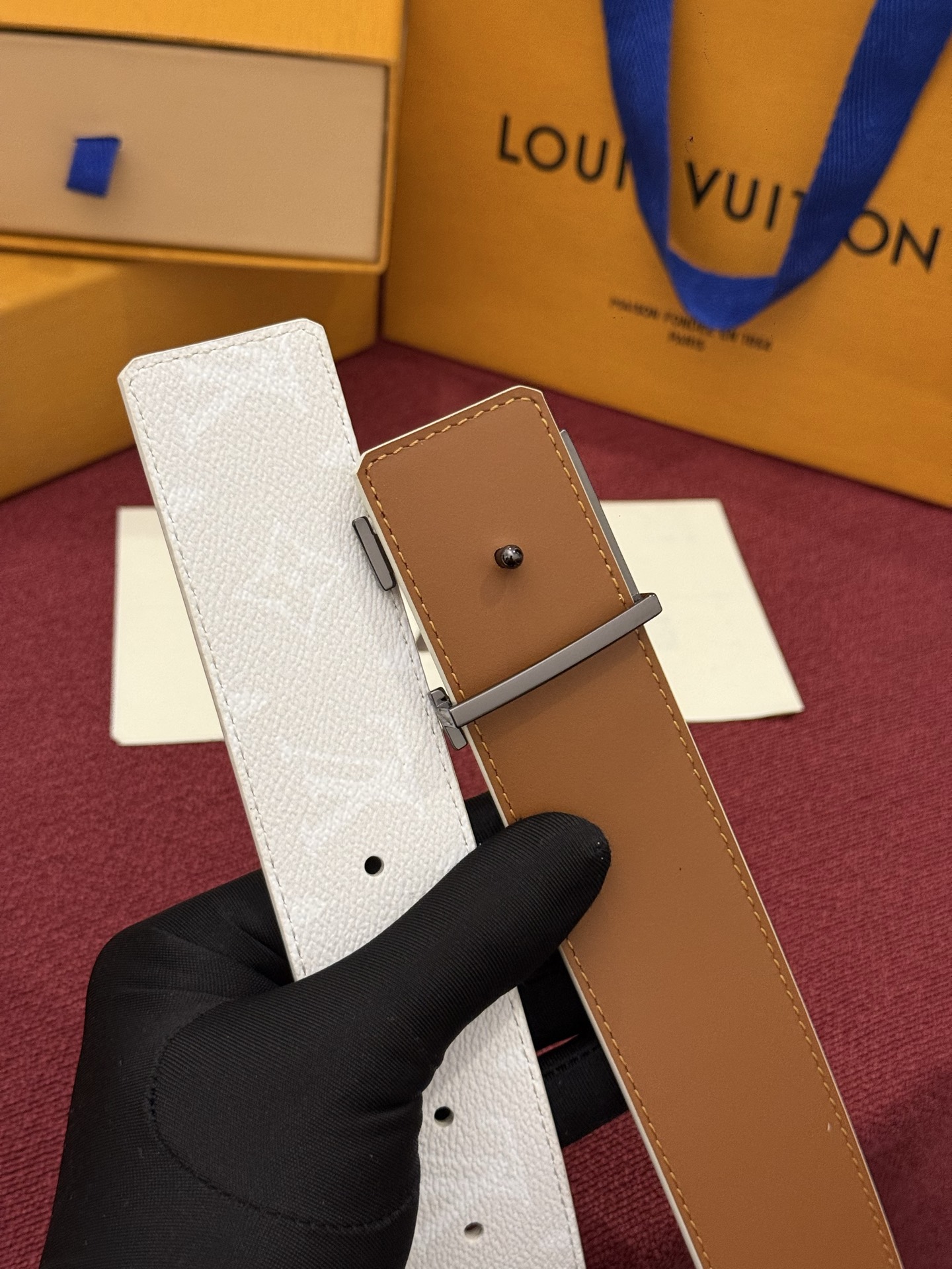 LV Initiales Monogram Reflective 40mm 可翻转腰带展现出一种动态细节，将经典风格提升