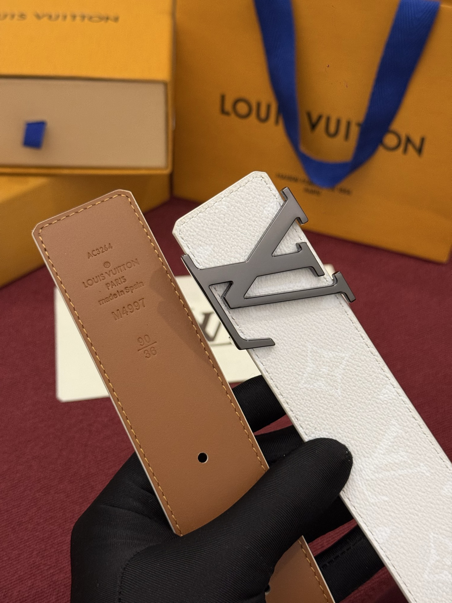 LV Initiales Monogram Reflective 40mm 可翻转腰带展现出一种动态细节，将经典风格提升