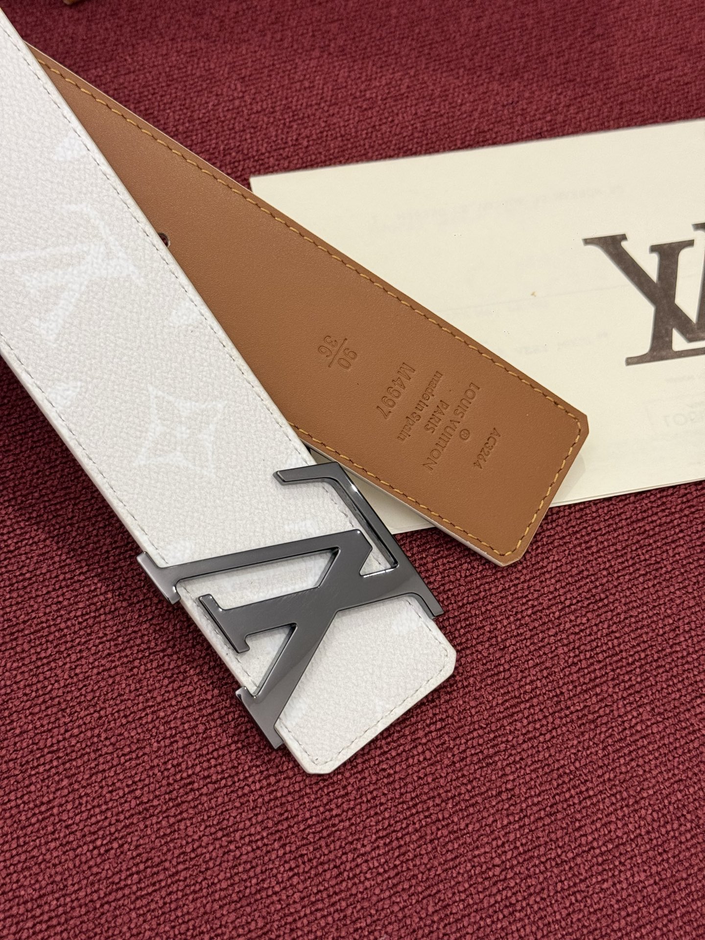 LV Initiales Monogram Reflective 40mm 可翻转腰带展现出一种动态细节，将经典风格提升