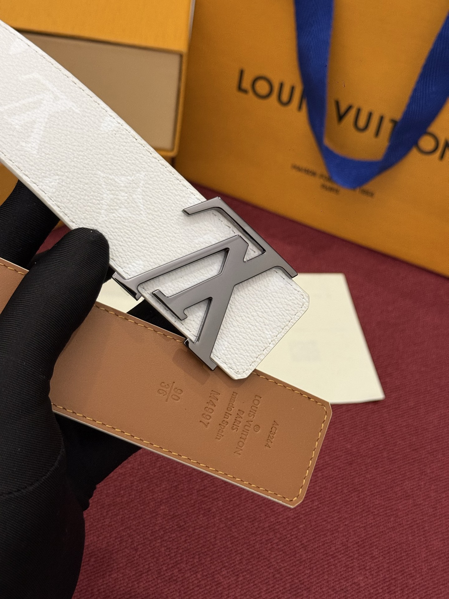 LV Initiales Monogram Reflective 40mm 可翻转腰带展现出一种动态细节，将经典风格提升